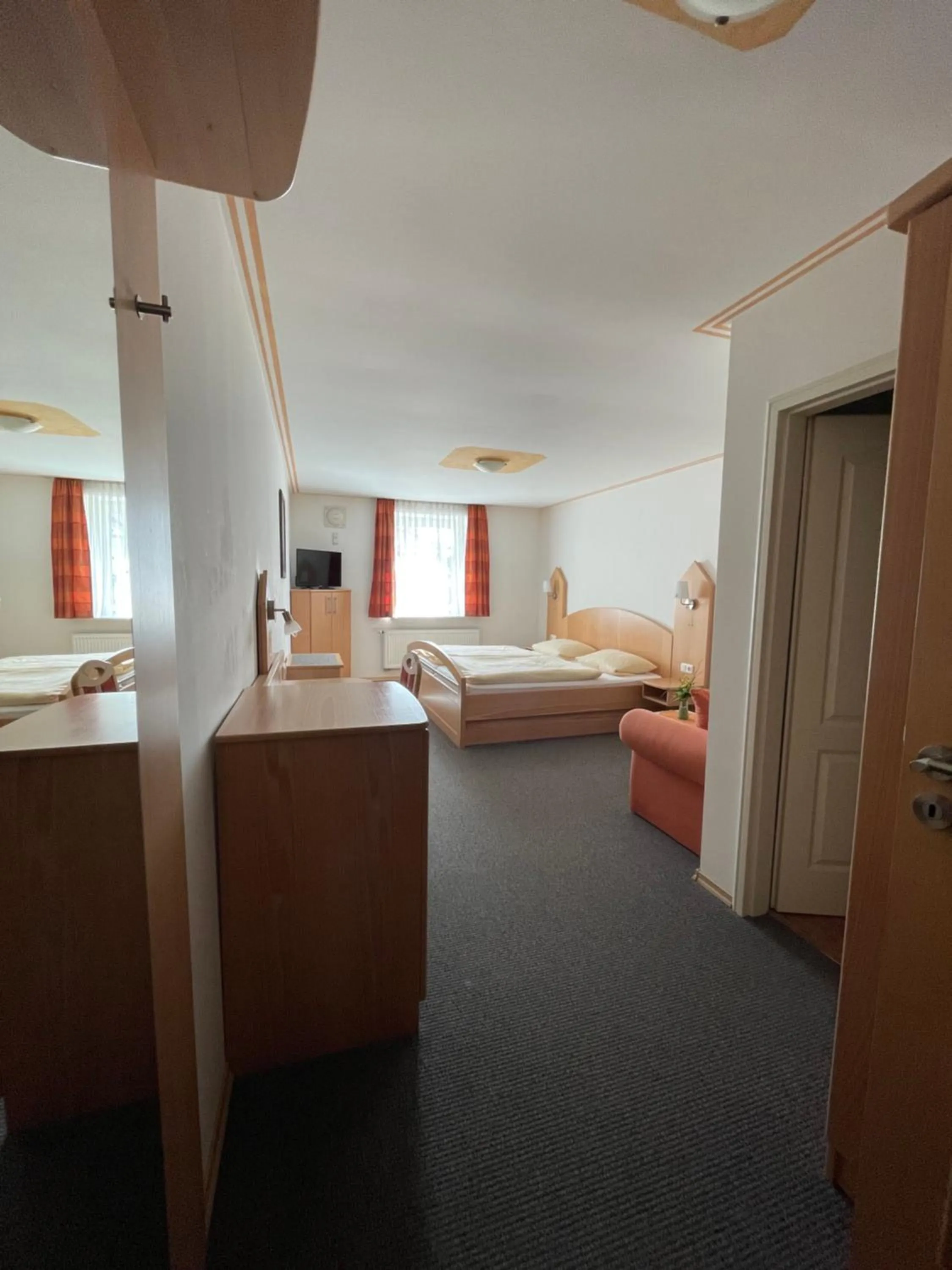 Photo of the whole room, Bed in Rinchnacher Hof