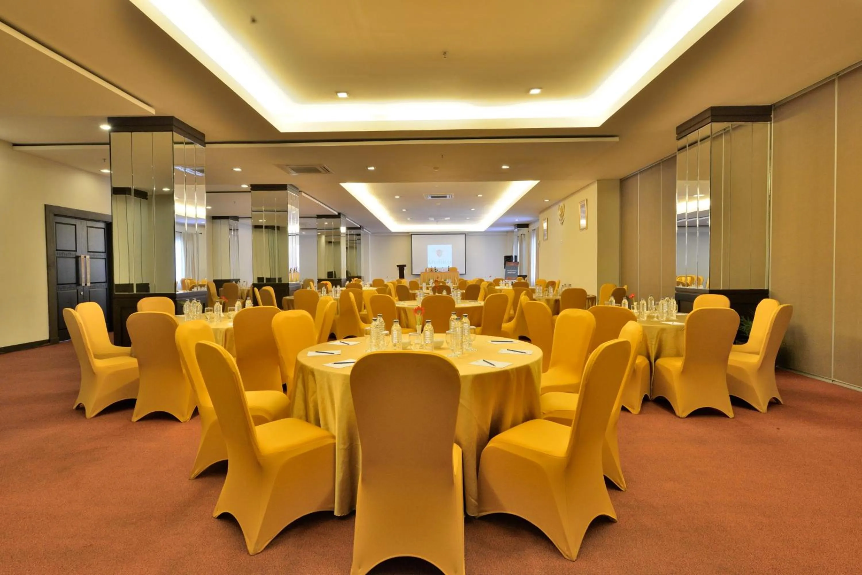 Business facilities in Gino Feruci Kebon Jati by KAGUM Hotels