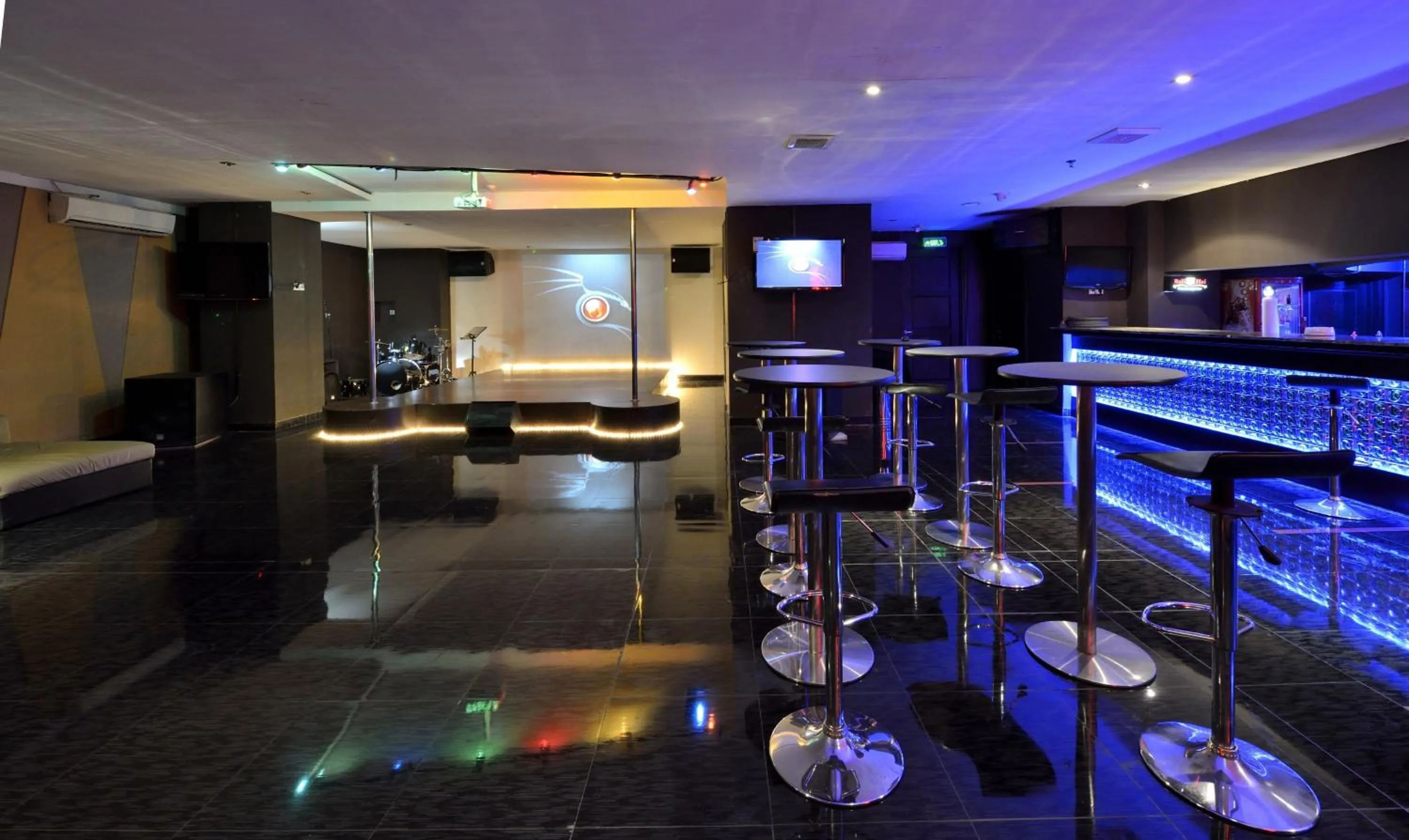 Lounge or bar in Gino Feruci Kebon Jati by KAGUM Hotels