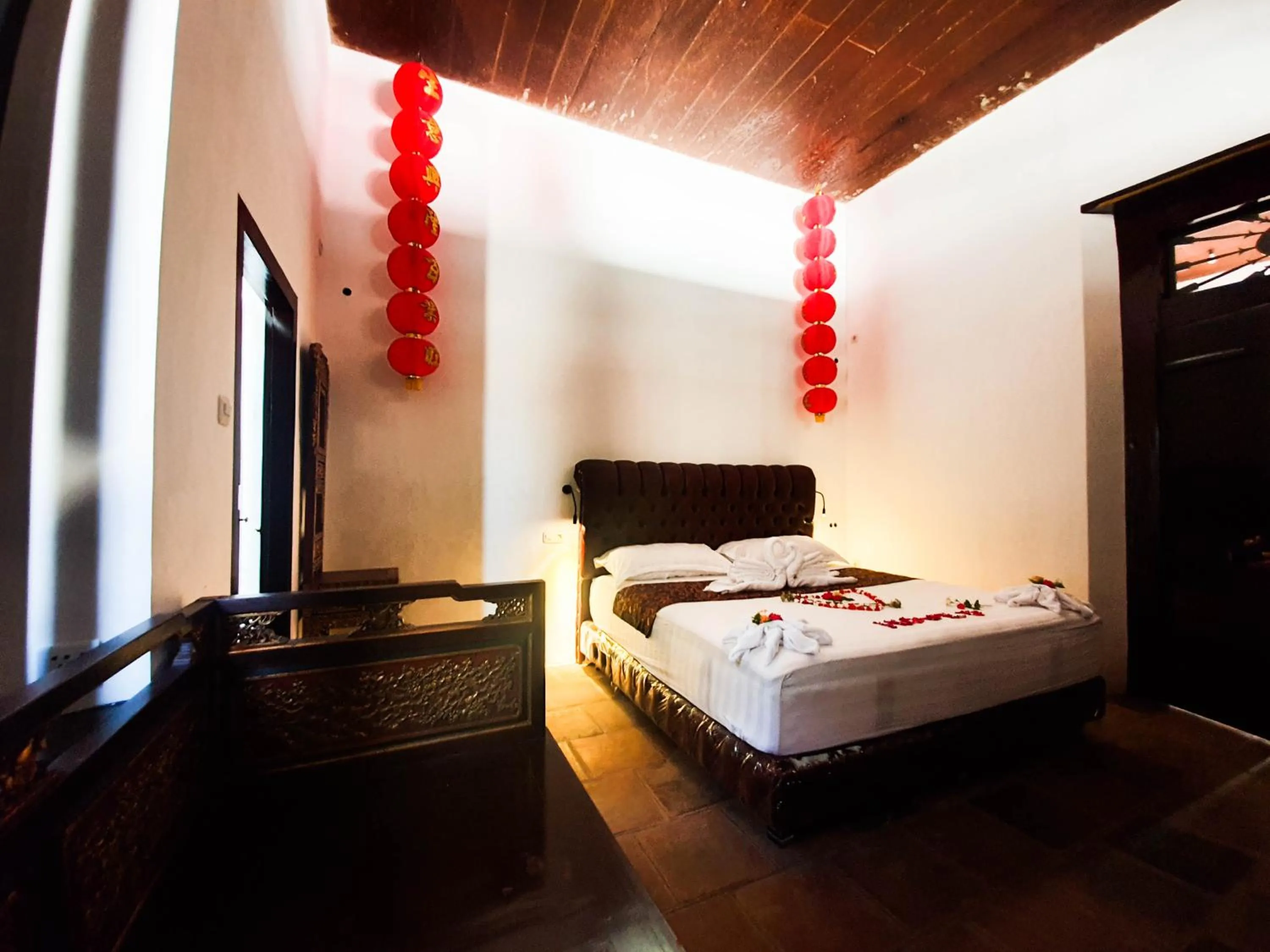 Bed in Tiongkok Kecil Heritage Lasem