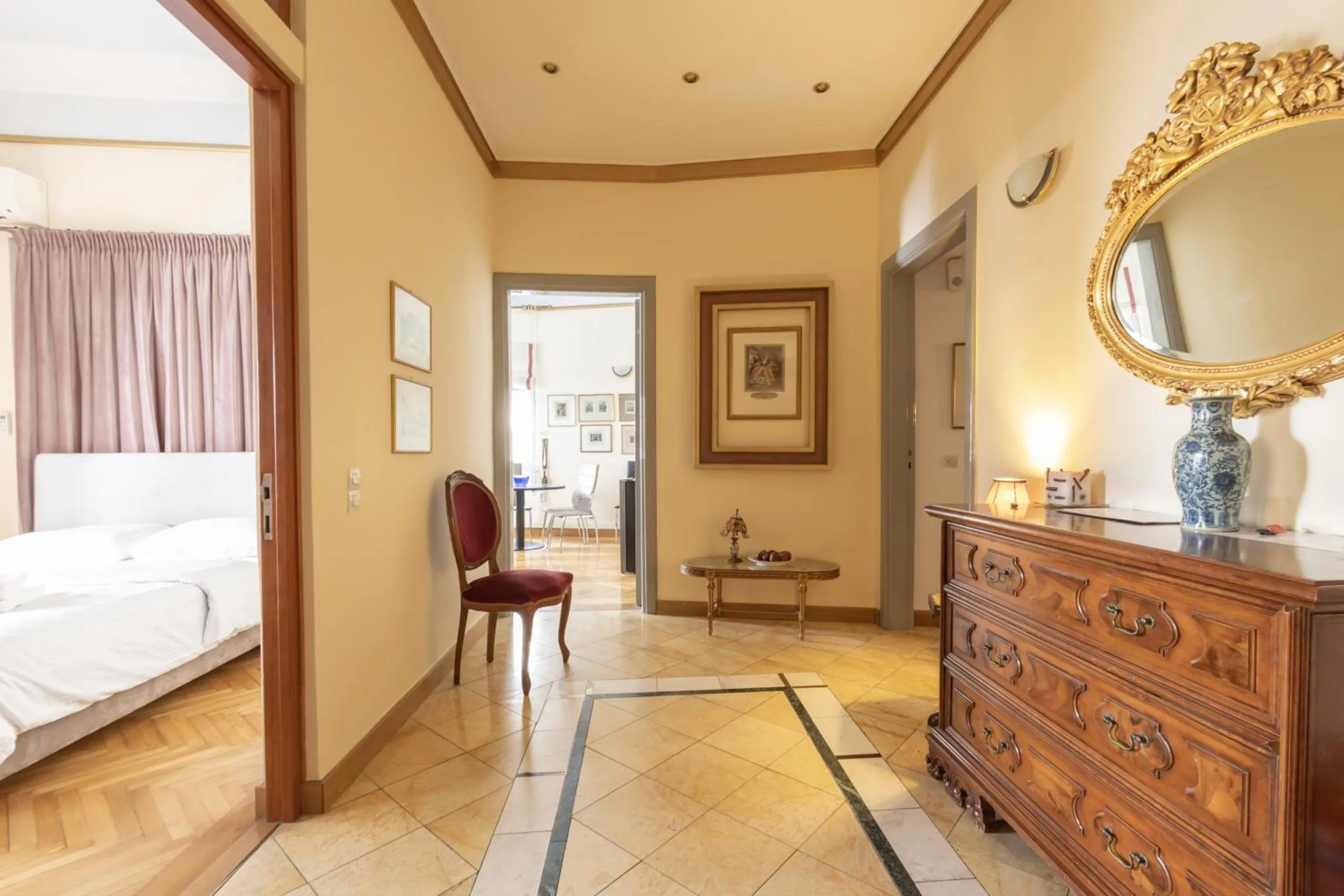 Ideal 4 bdr Apartment in Plaka for 10!