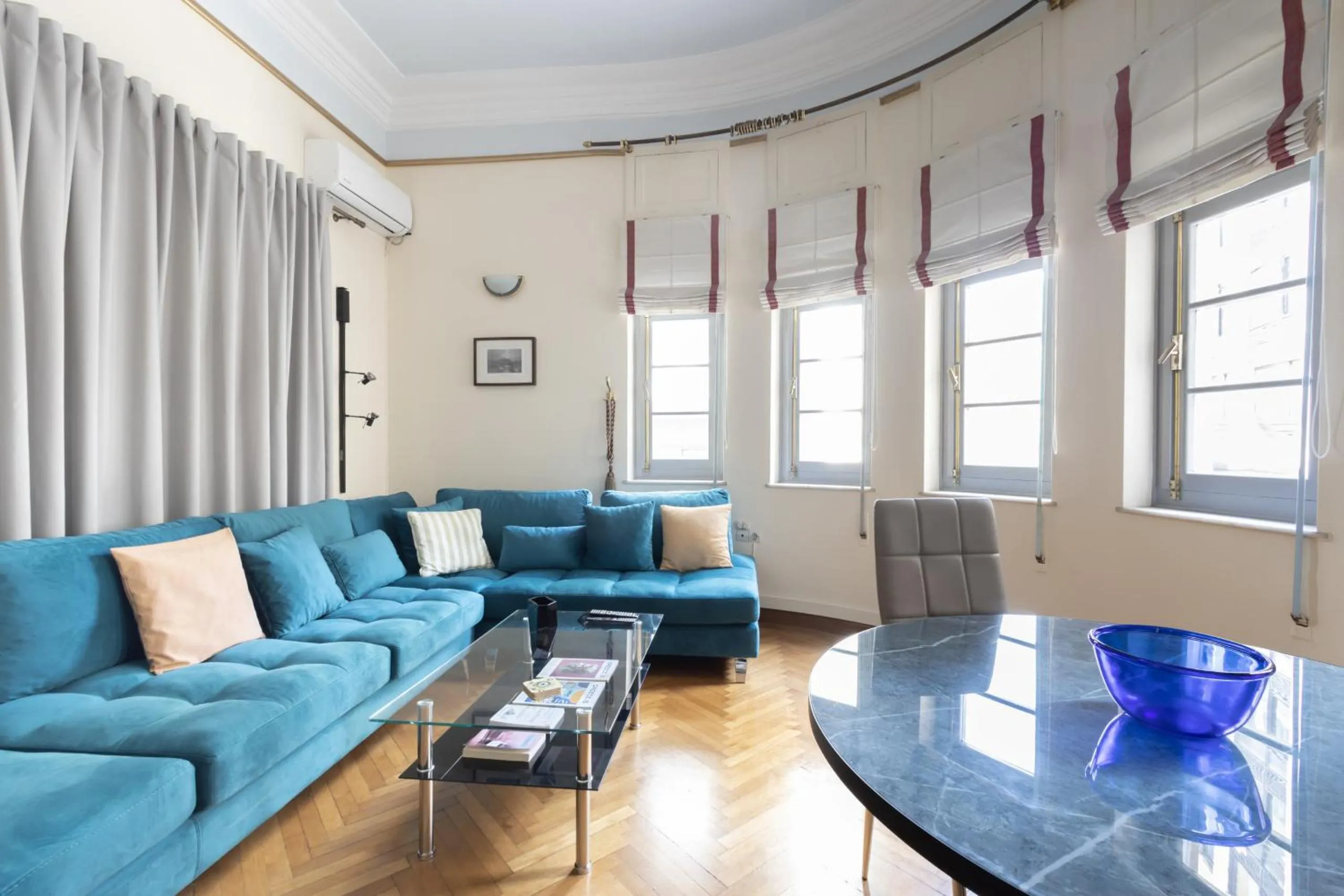 Ideal 4 bdr Apartment in Plaka for 10!