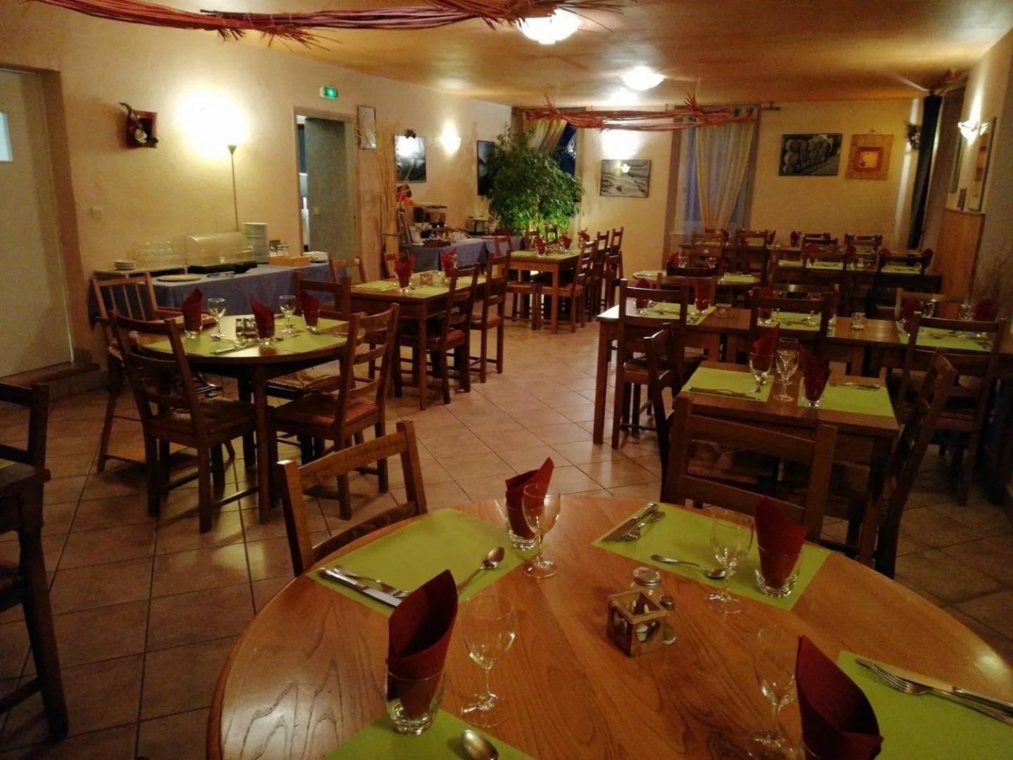 Restaurant/places to eat in Hotel La Prairie