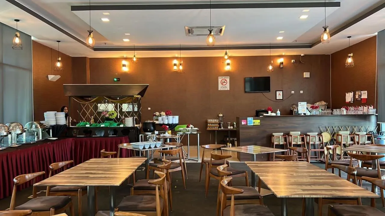 Restaurant/places to eat in D'Wharf Hotel & Serviced Residence