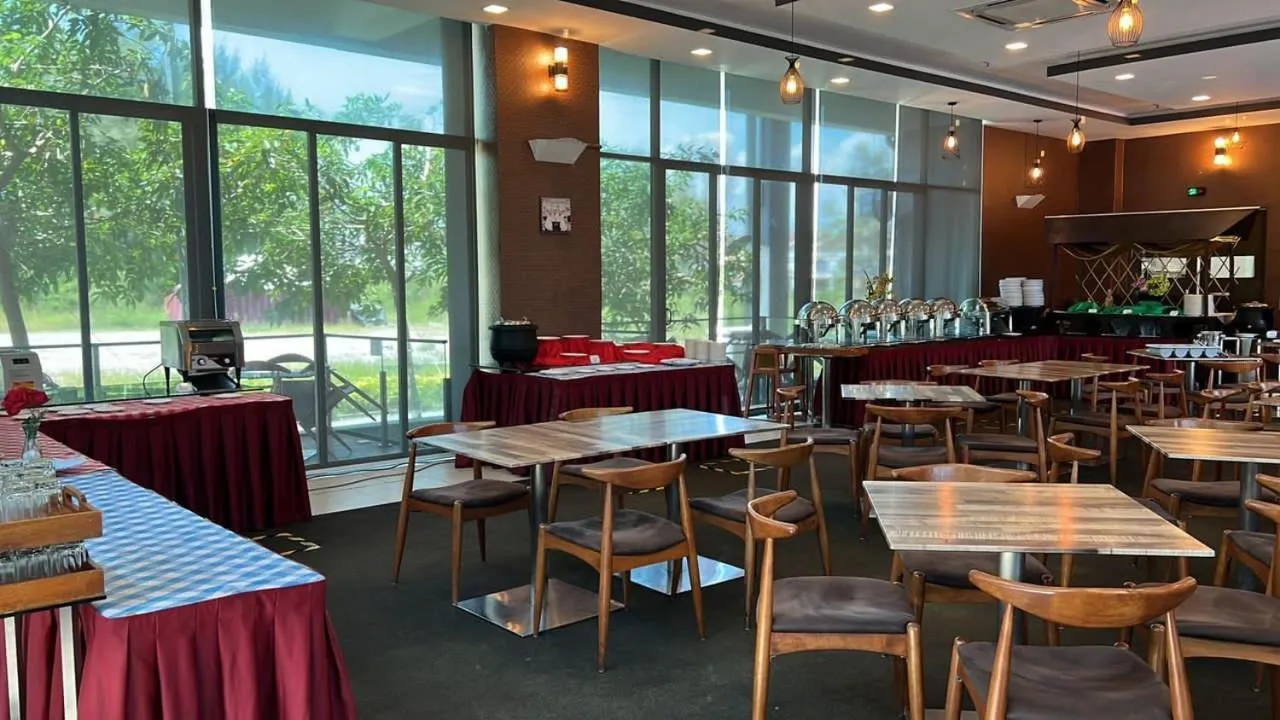 Restaurant/places to eat in D'Wharf Hotel & Serviced Residence