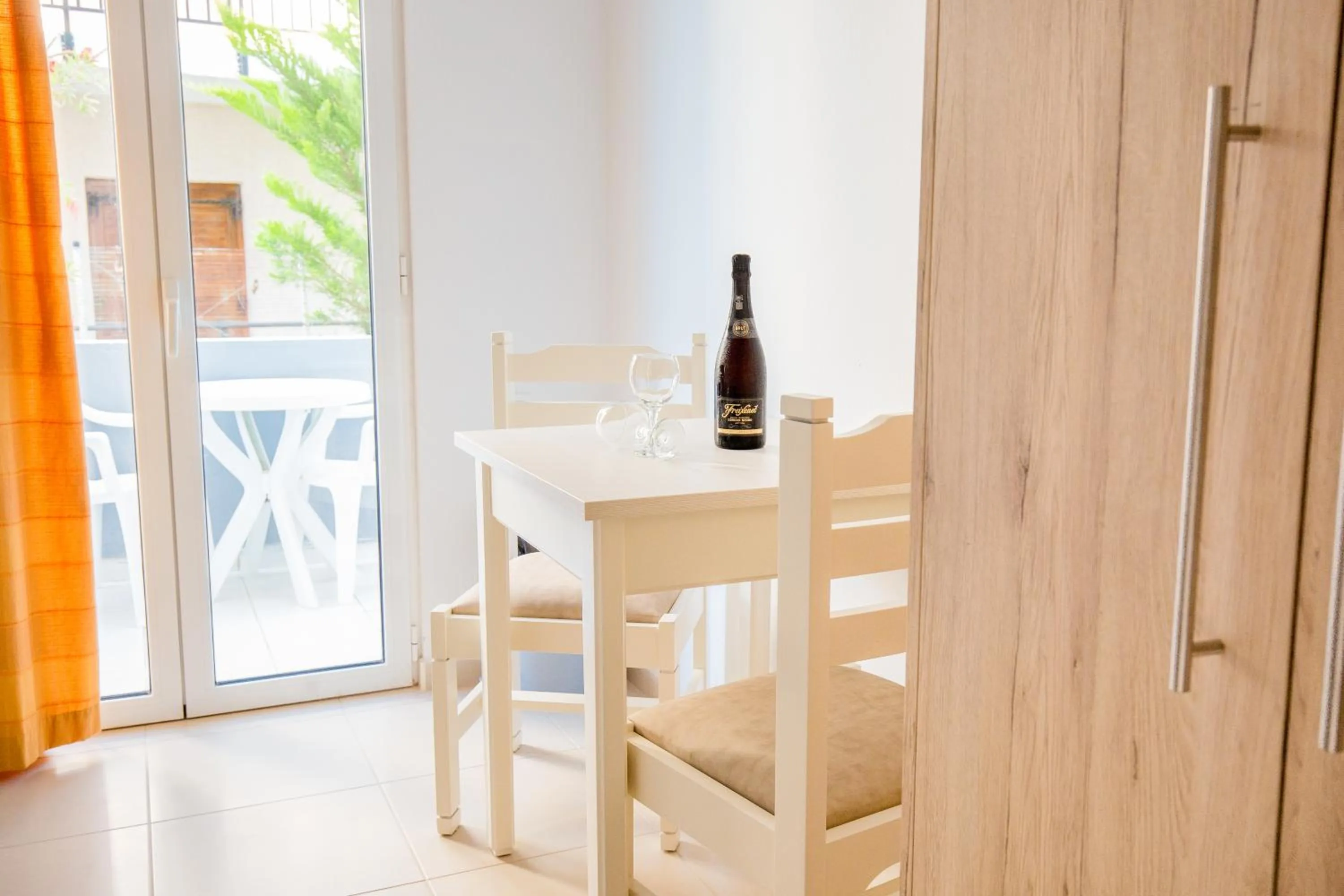 Dining area in Mastorakis Hotel and Studios