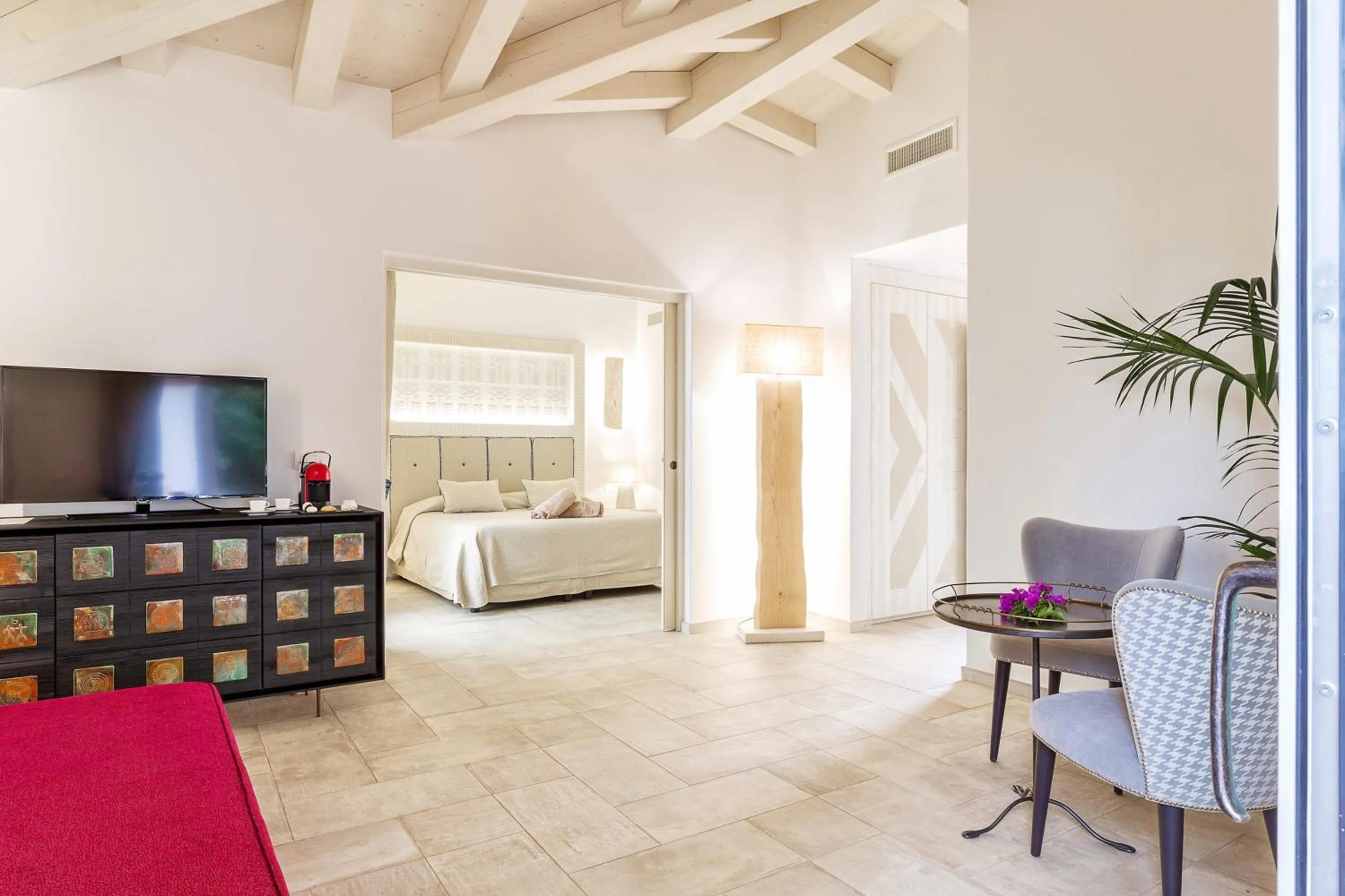 Living room, Bed in Corte Bianca - Adults Only & SPA - Bovis Hotels