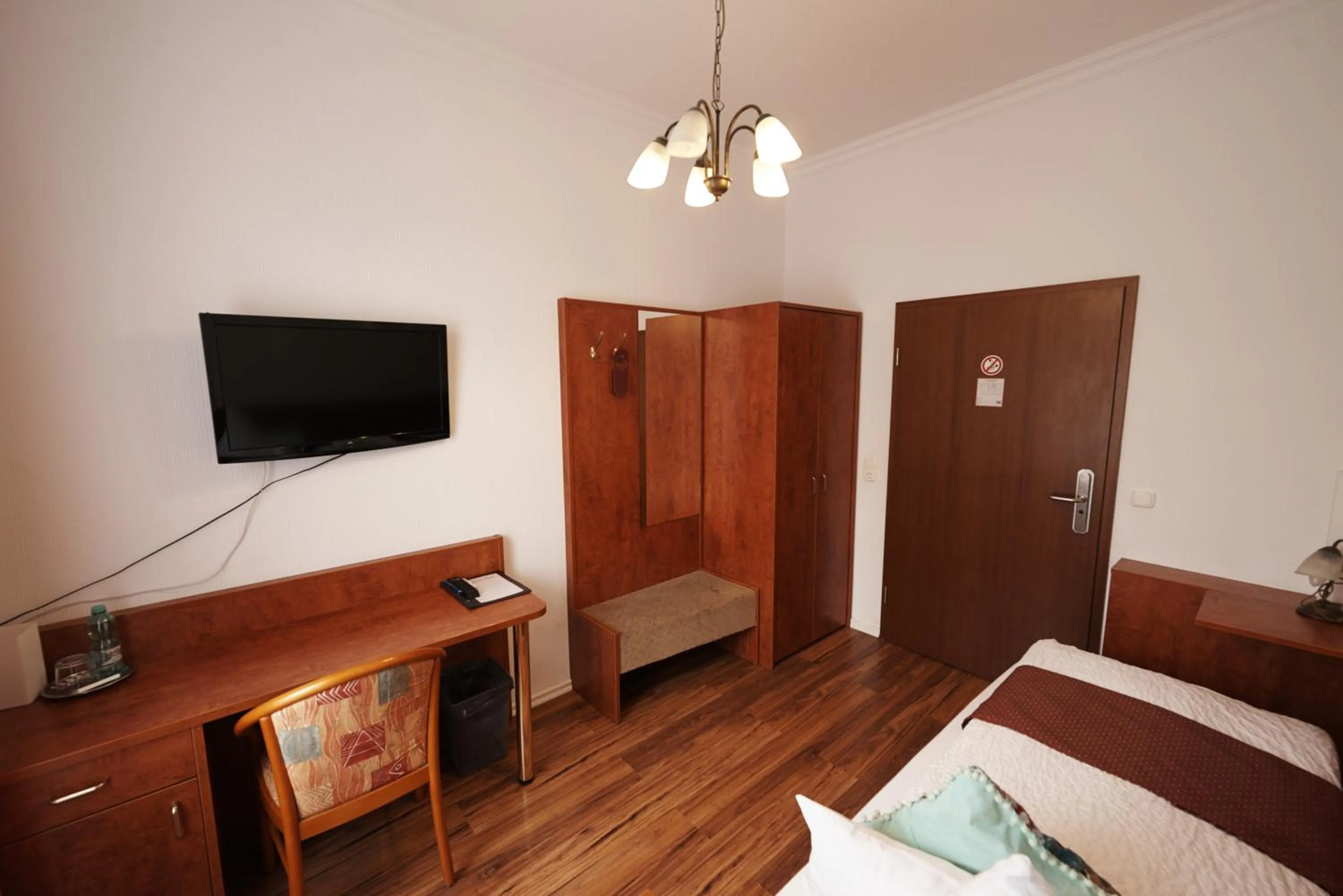 Dining area, Bed in Hotel Wurster Kroog