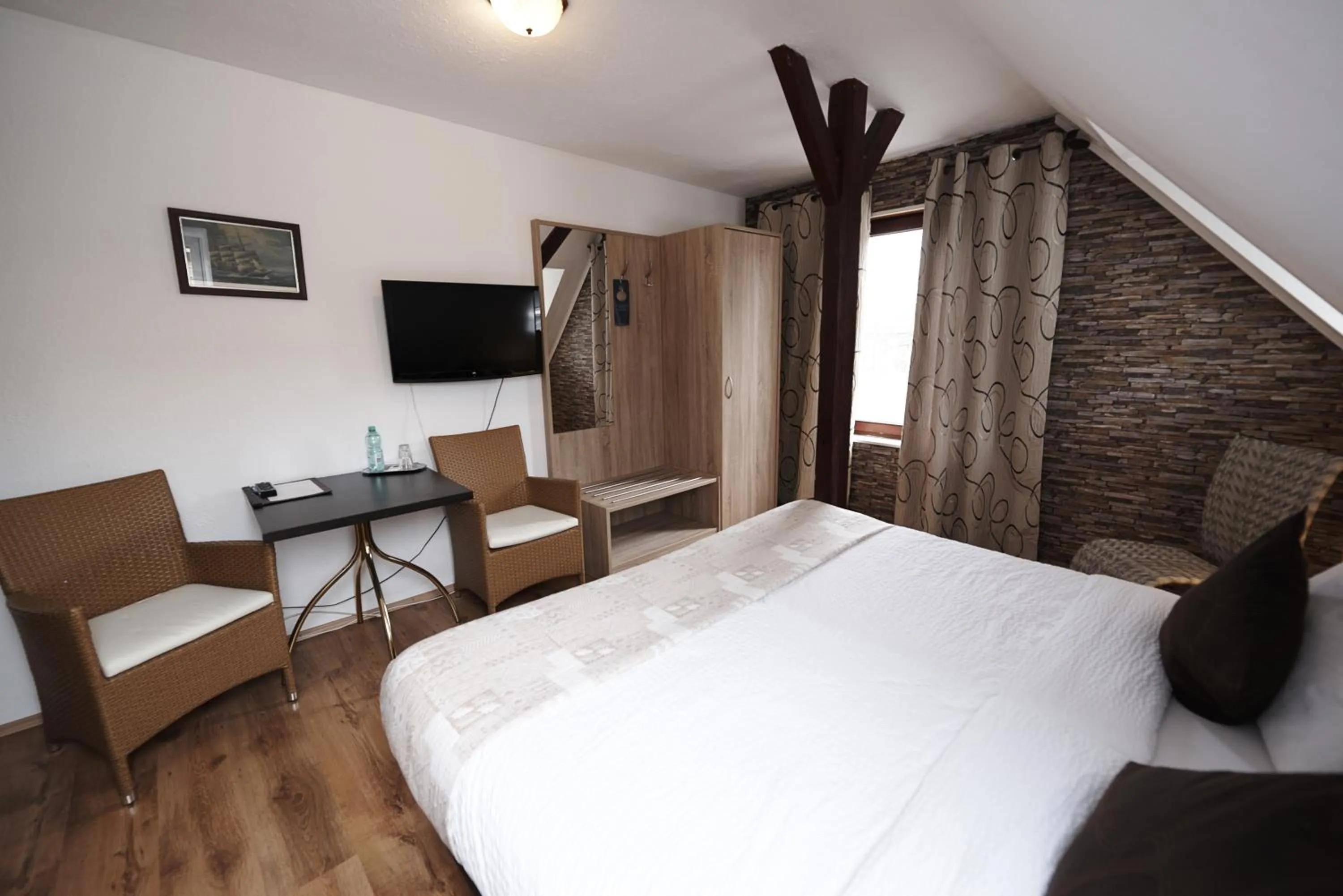 Photo of the whole room, Bed in Hotel Wurster Kroog