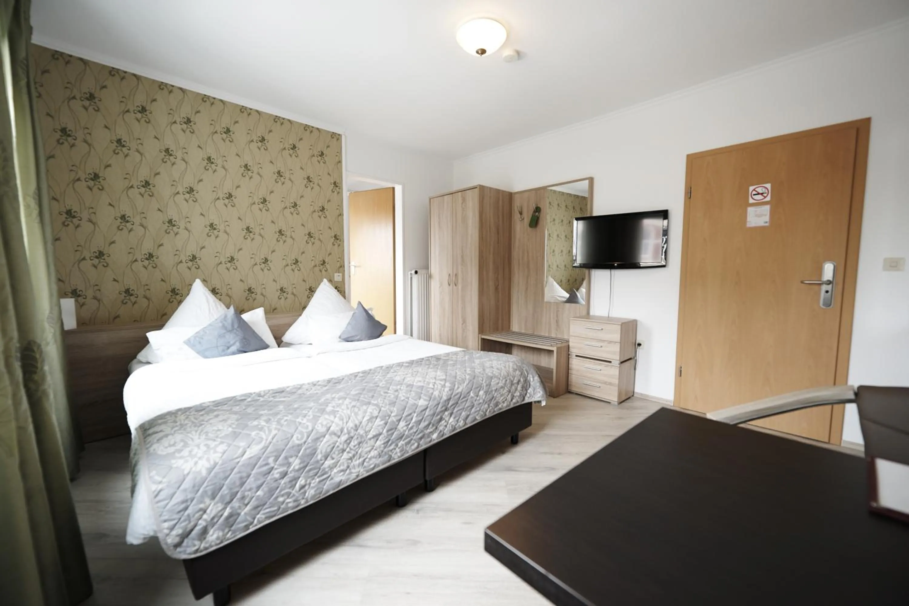 Photo of the whole room, Bed in Hotel Wurster Kroog