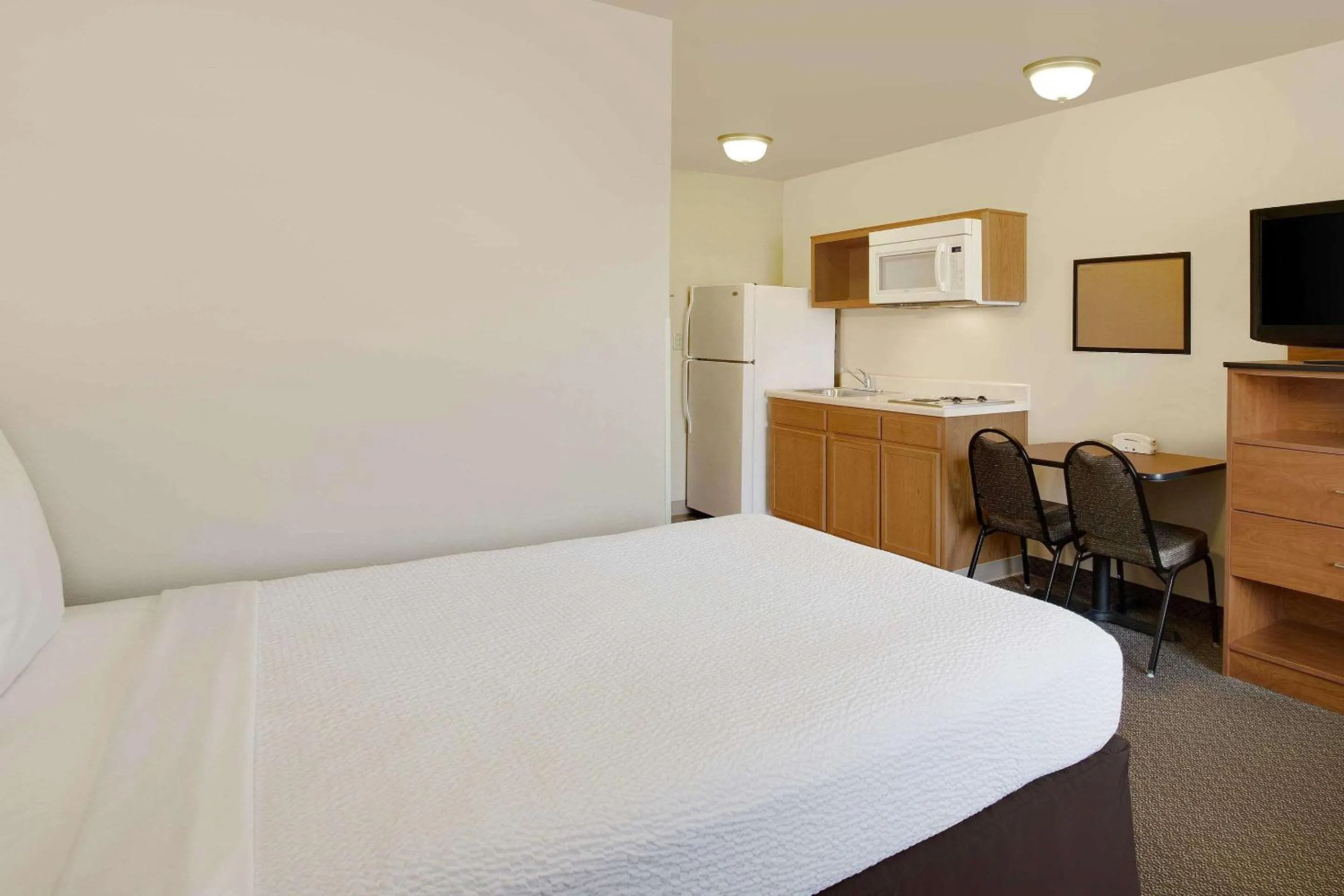 Photo of the whole room, Bed in WoodSpring Suites Richmond West I-64