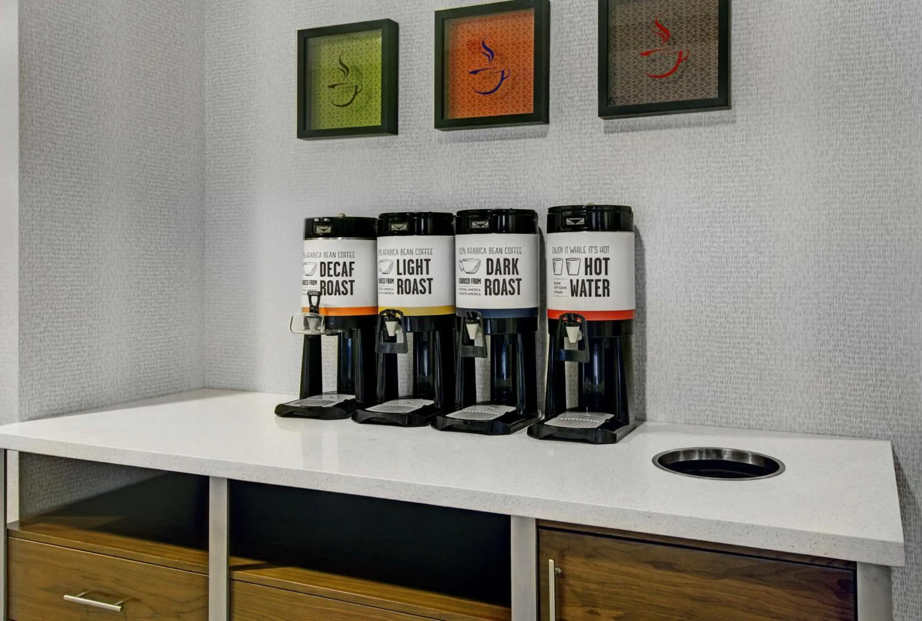 Breakfast in Hampton Inn & Suites by Hilton Syracuse Dewitt Breakfast in Hampton Inn & Suites by Hilton Syracuse Dewitt