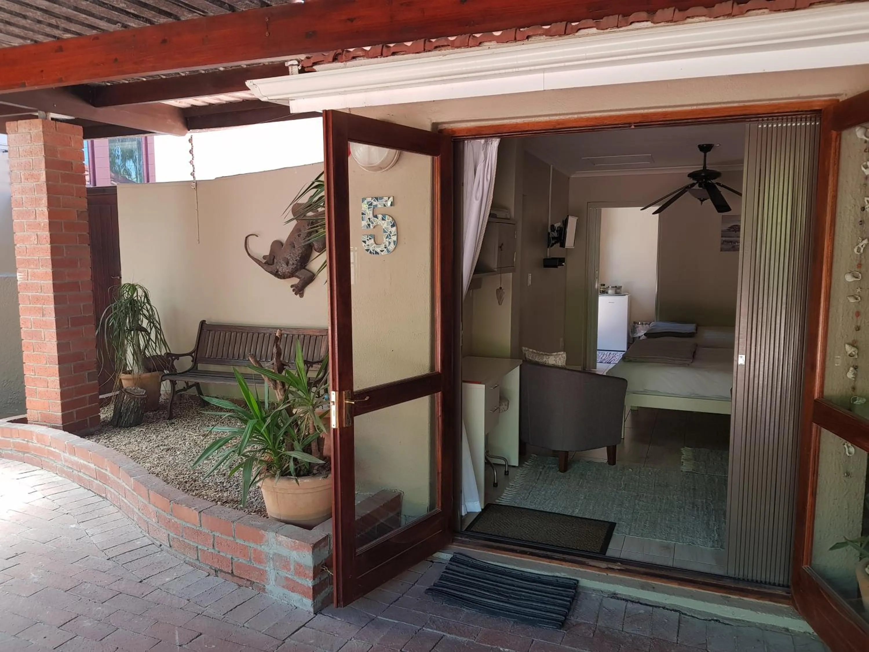 Facade/entrance in The Fairway