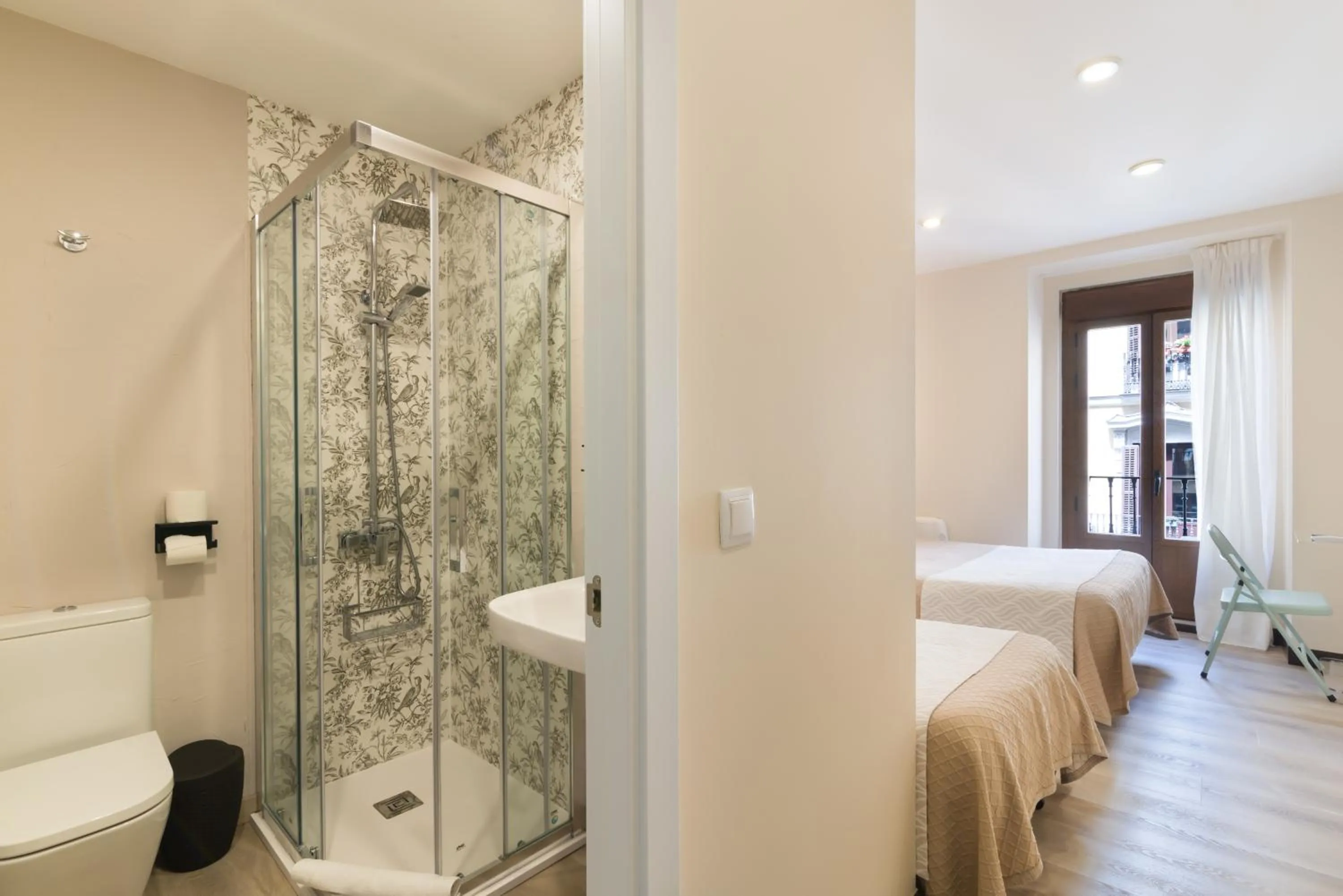 Photo of the whole room, Bed in Hostal Art Madrid