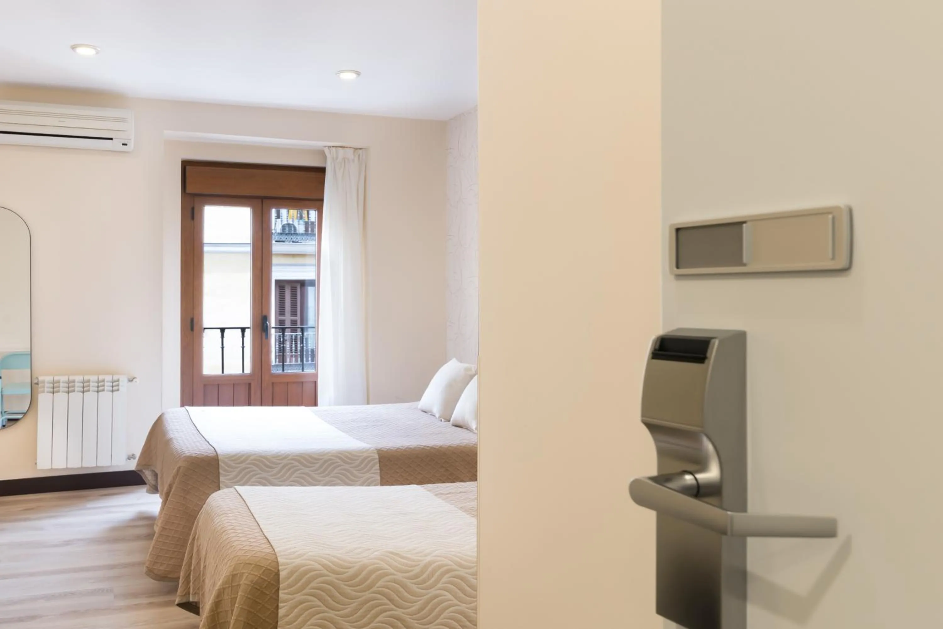 Photo of the whole room, Bed in Hostal Art Madrid