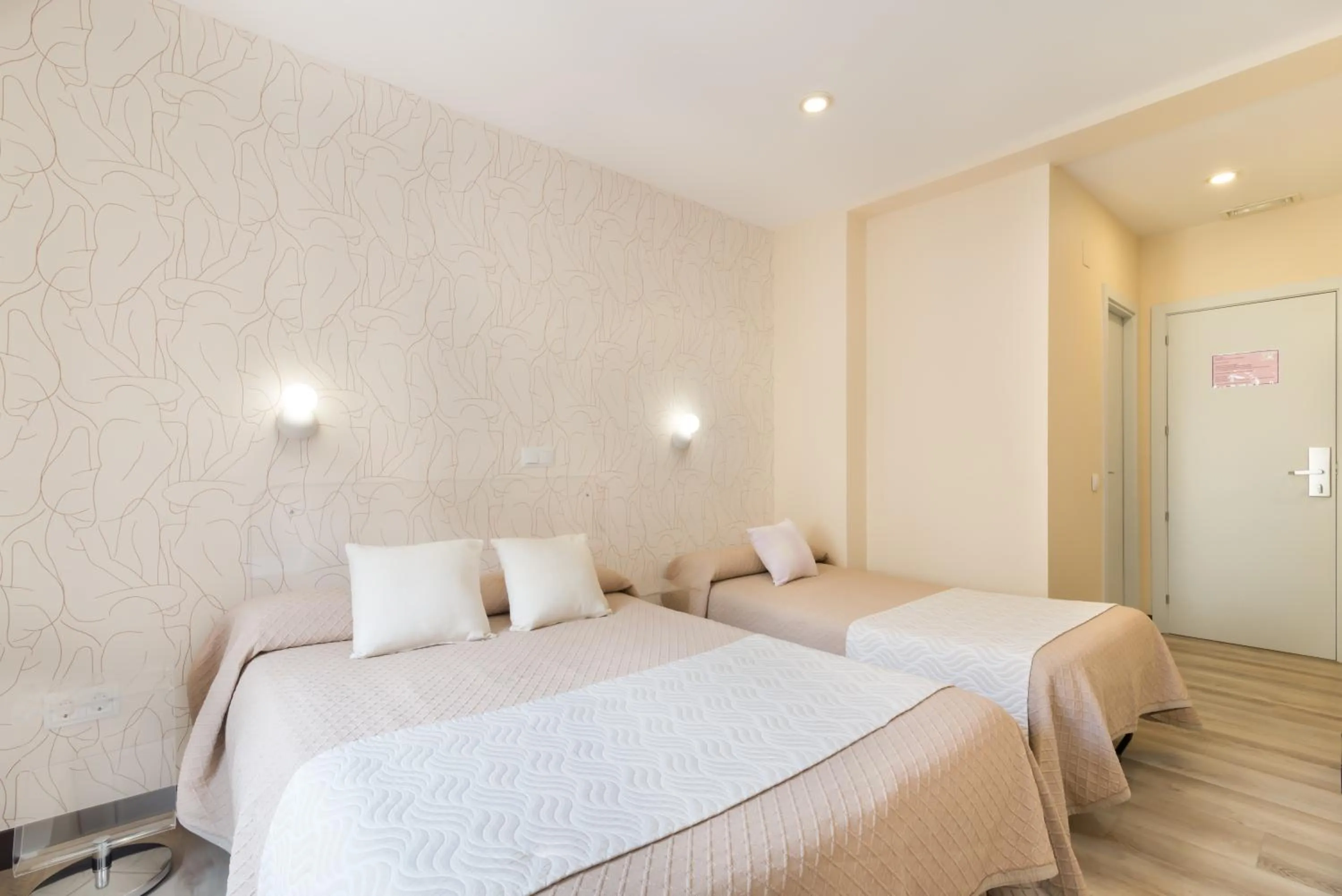 Photo of the whole room, Bed in Hostal Art Madrid