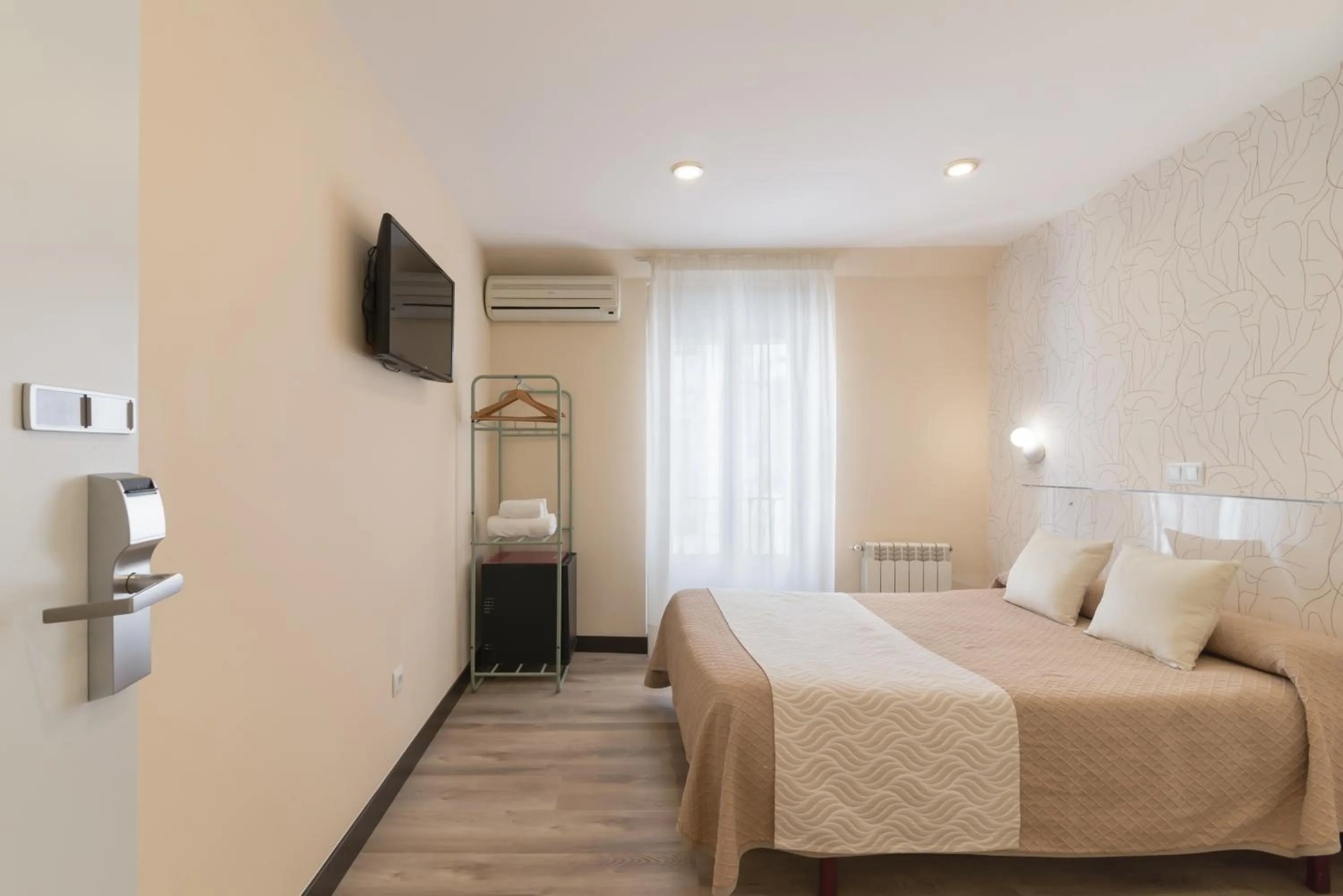 Photo of the whole room, Bed in Hostal Art Madrid