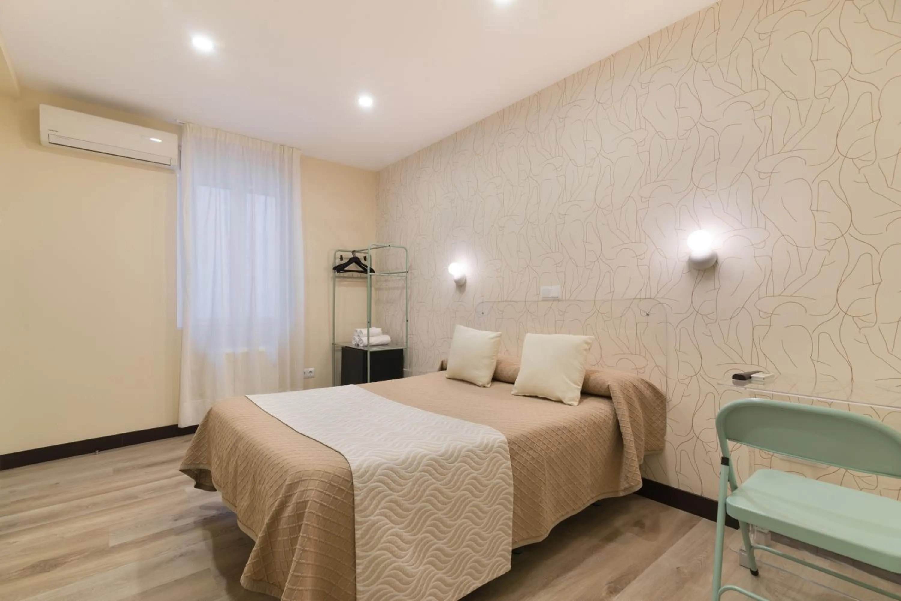 Photo of the whole room, Bed in Hostal Art Madrid