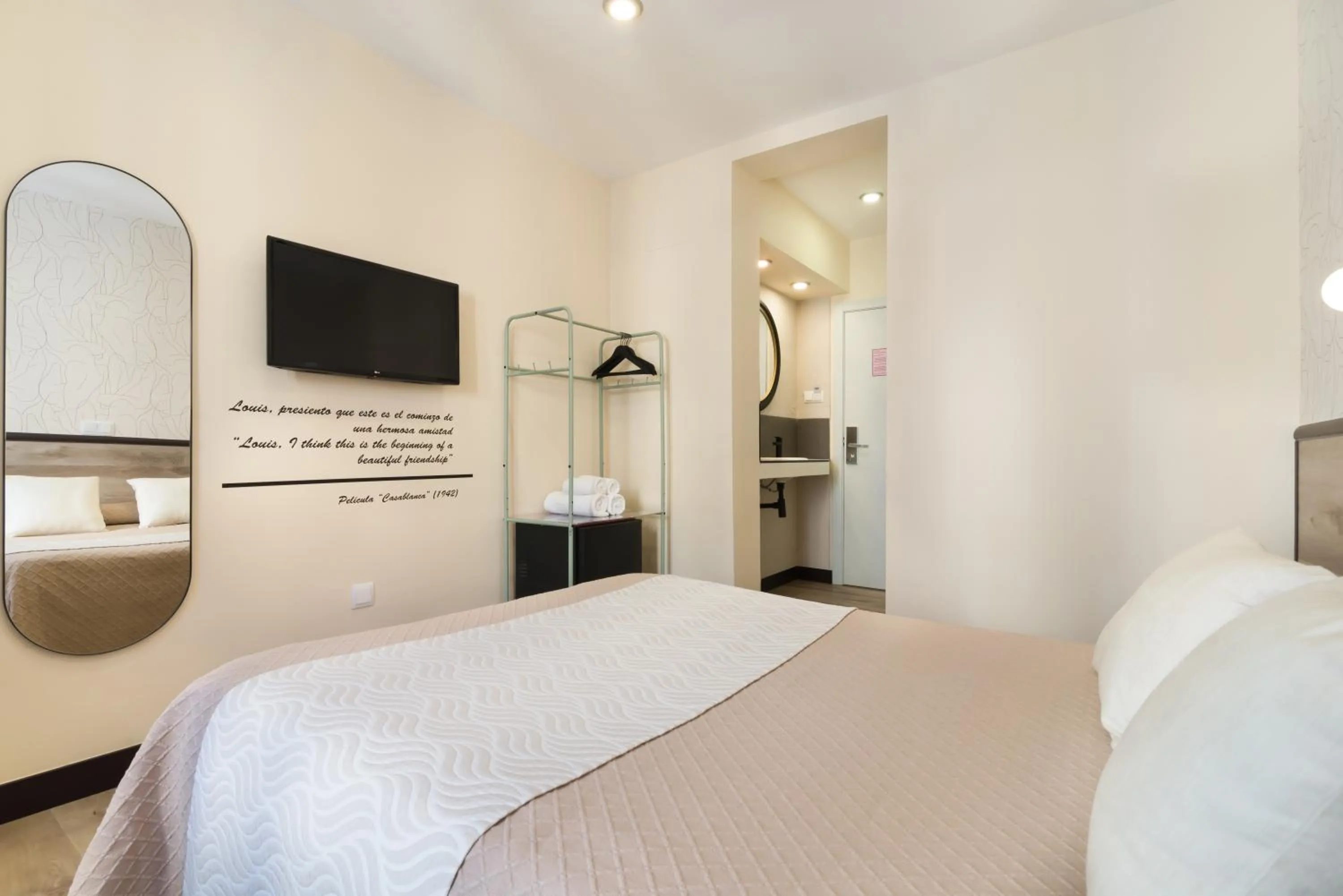 Photo of the whole room, Bed in Hostal Art Madrid