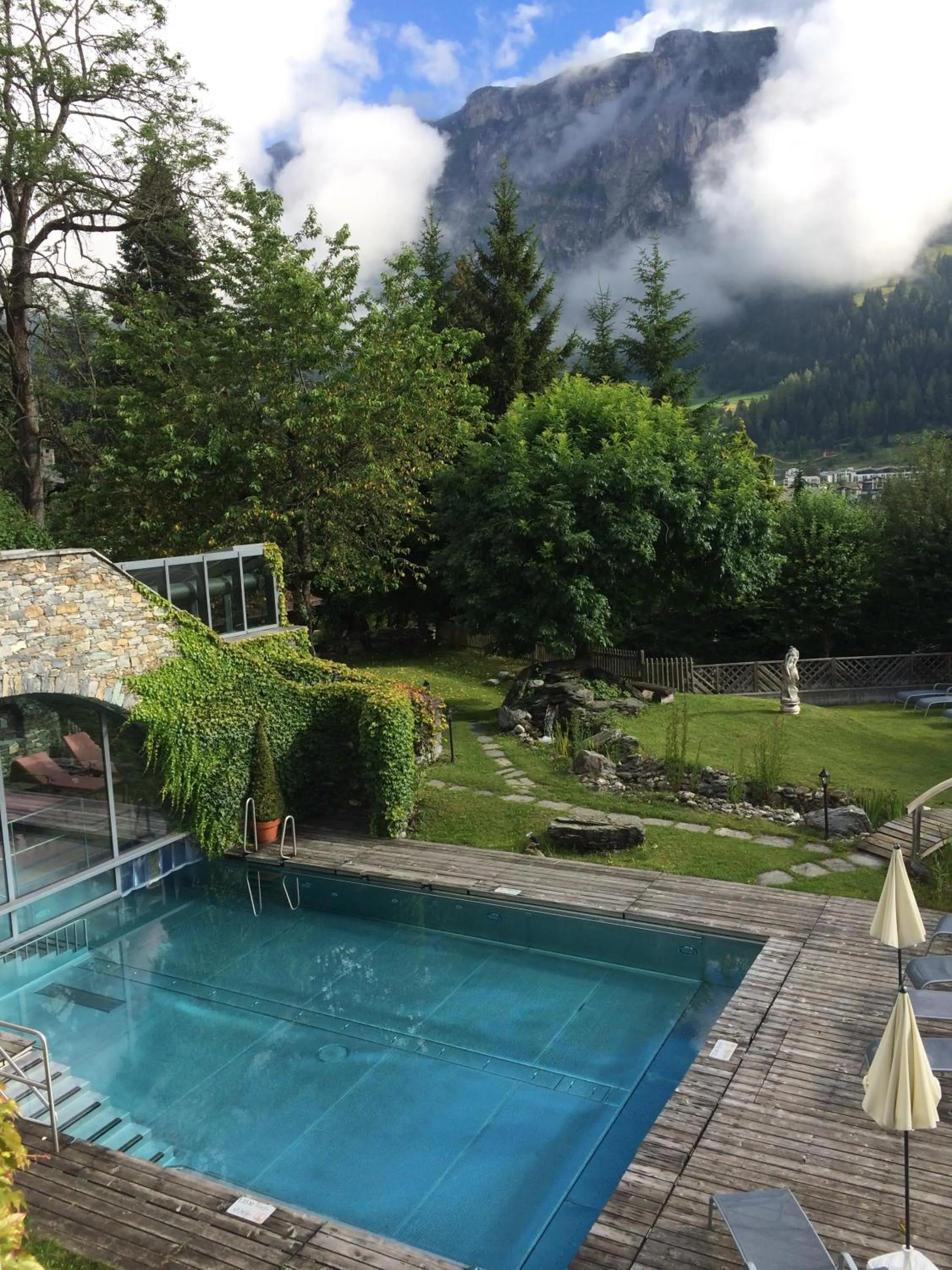 Swimming pool in Hotel Cresta