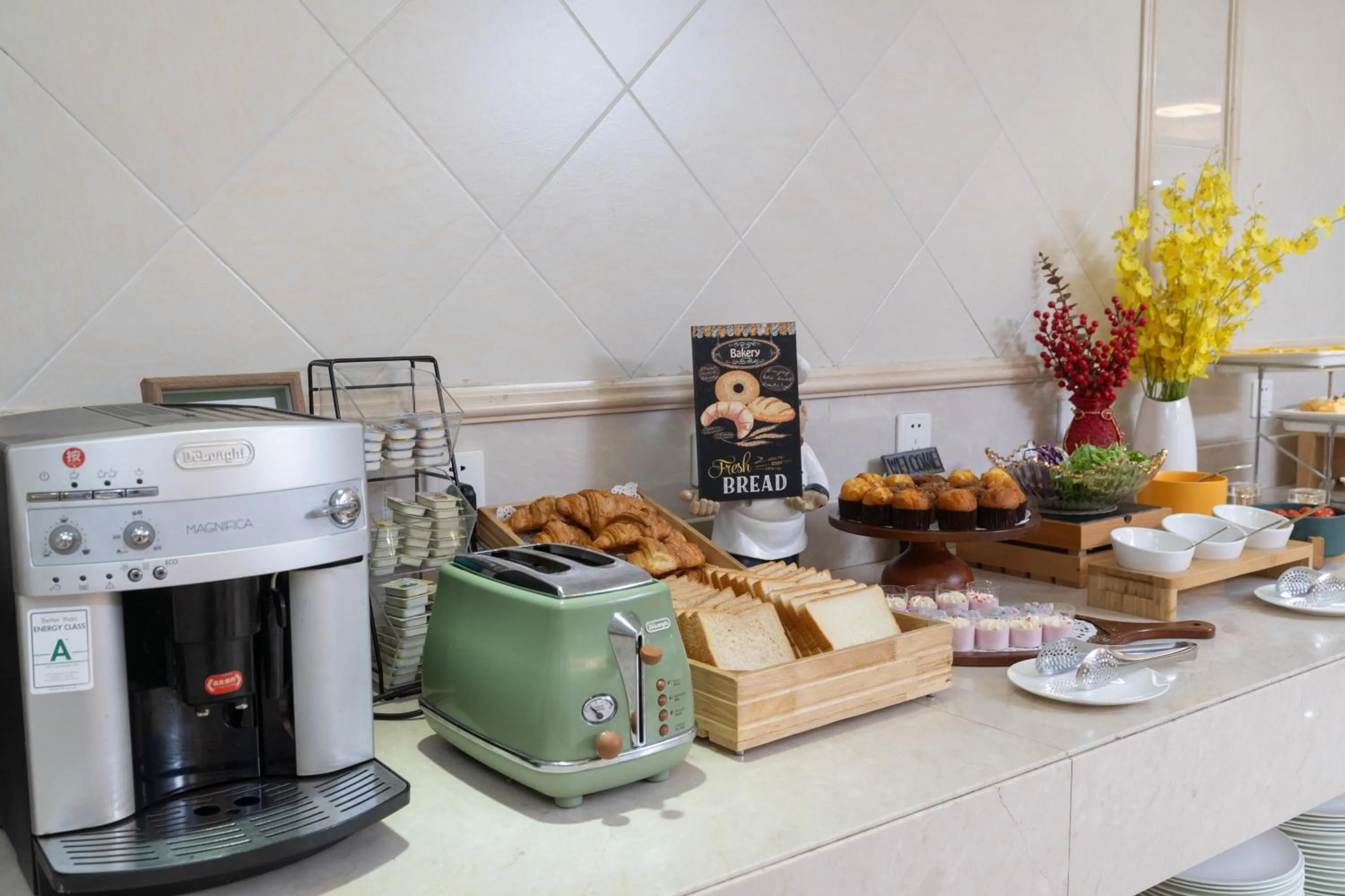 Continental breakfast in 维也纳国际酒店上海浦东机场东方枢纽店-提供浦东机场迪士尼免费穿梭巴士