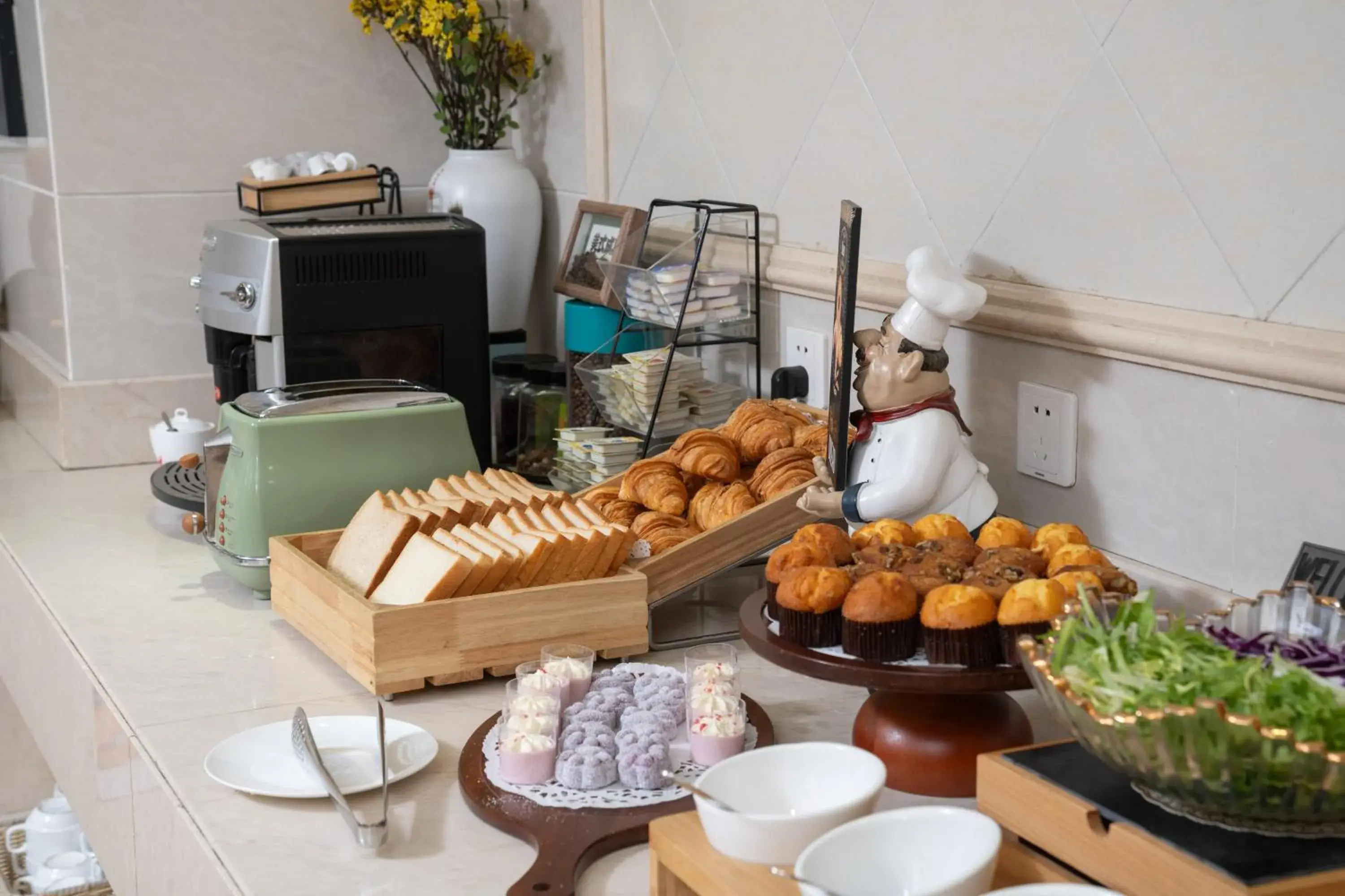 Continental breakfast in Vienna International Hotel - Shanghai Pudong Airport Free Trade Zone - Free shuttle bus to PVG airport and Disney Land Continental breakfast in Vienna International Hotel - Shanghai Pudong Airport Free Trade Zone - Free shuttle bus to PVG airport and Disney Land