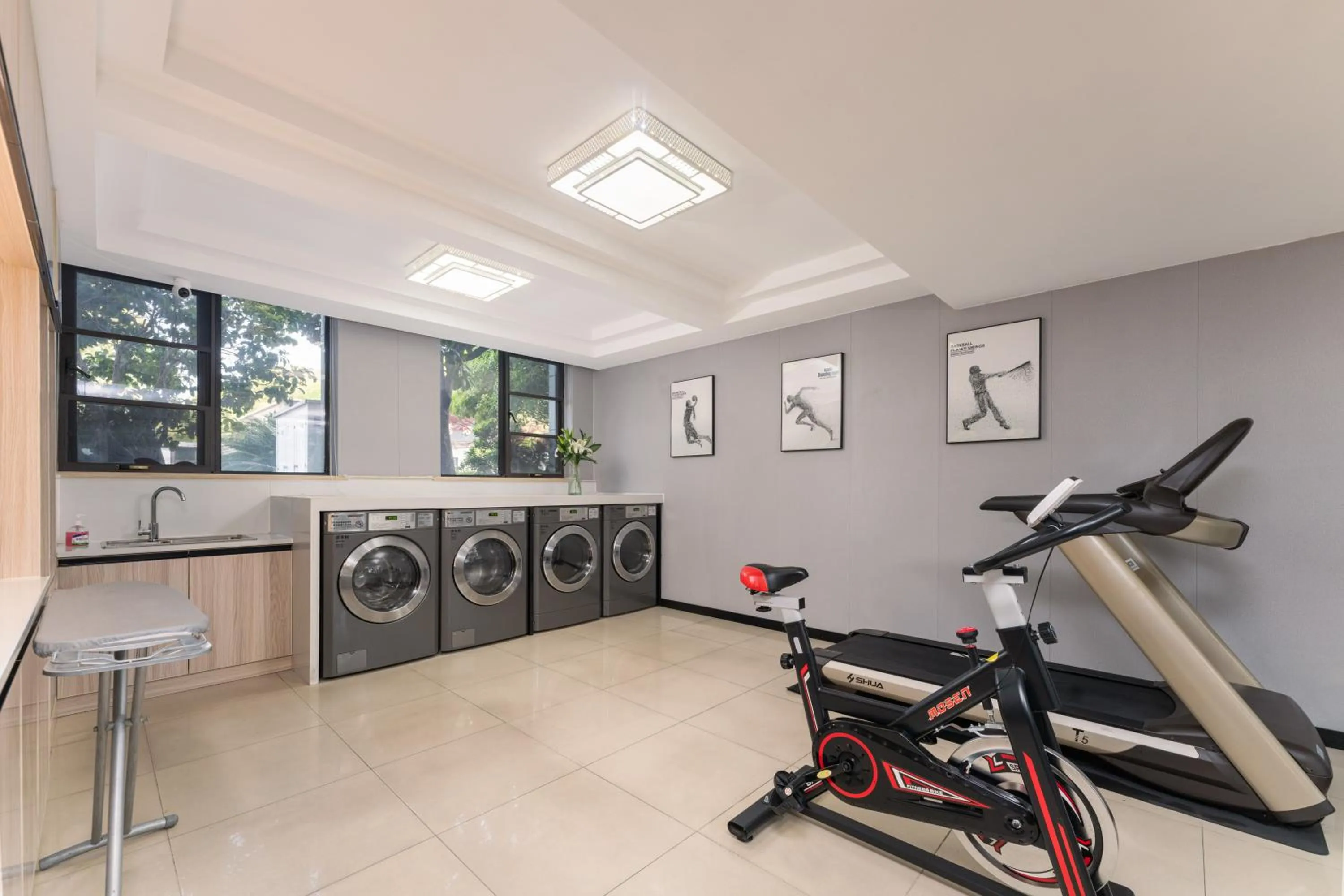 Fitness centre/facilities in 维也纳国际酒店上海浦东机场东方枢纽店-提供浦东机场迪士尼免费穿梭巴士