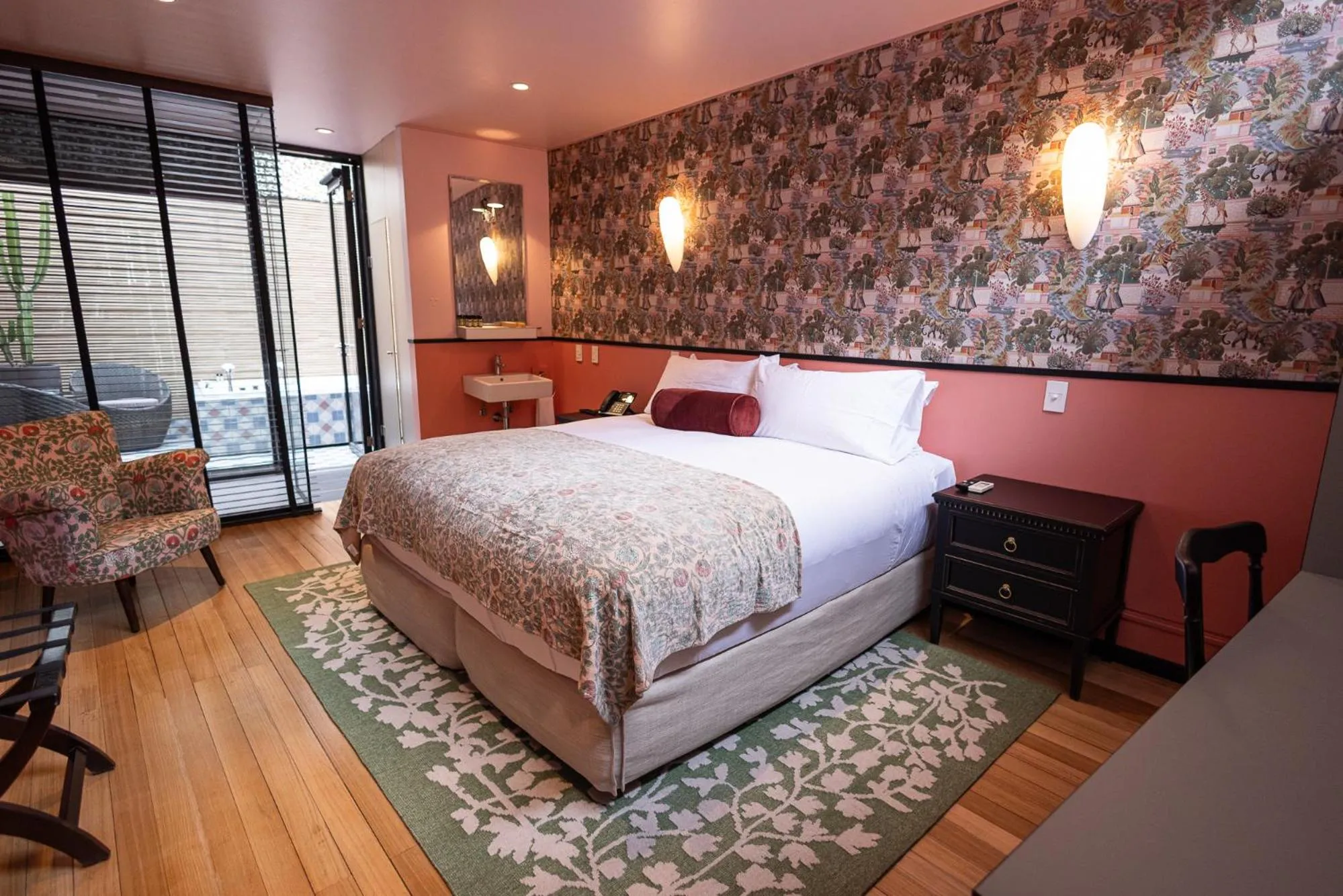 Suite with Hot Tub in Aubrey Hotel Boutique