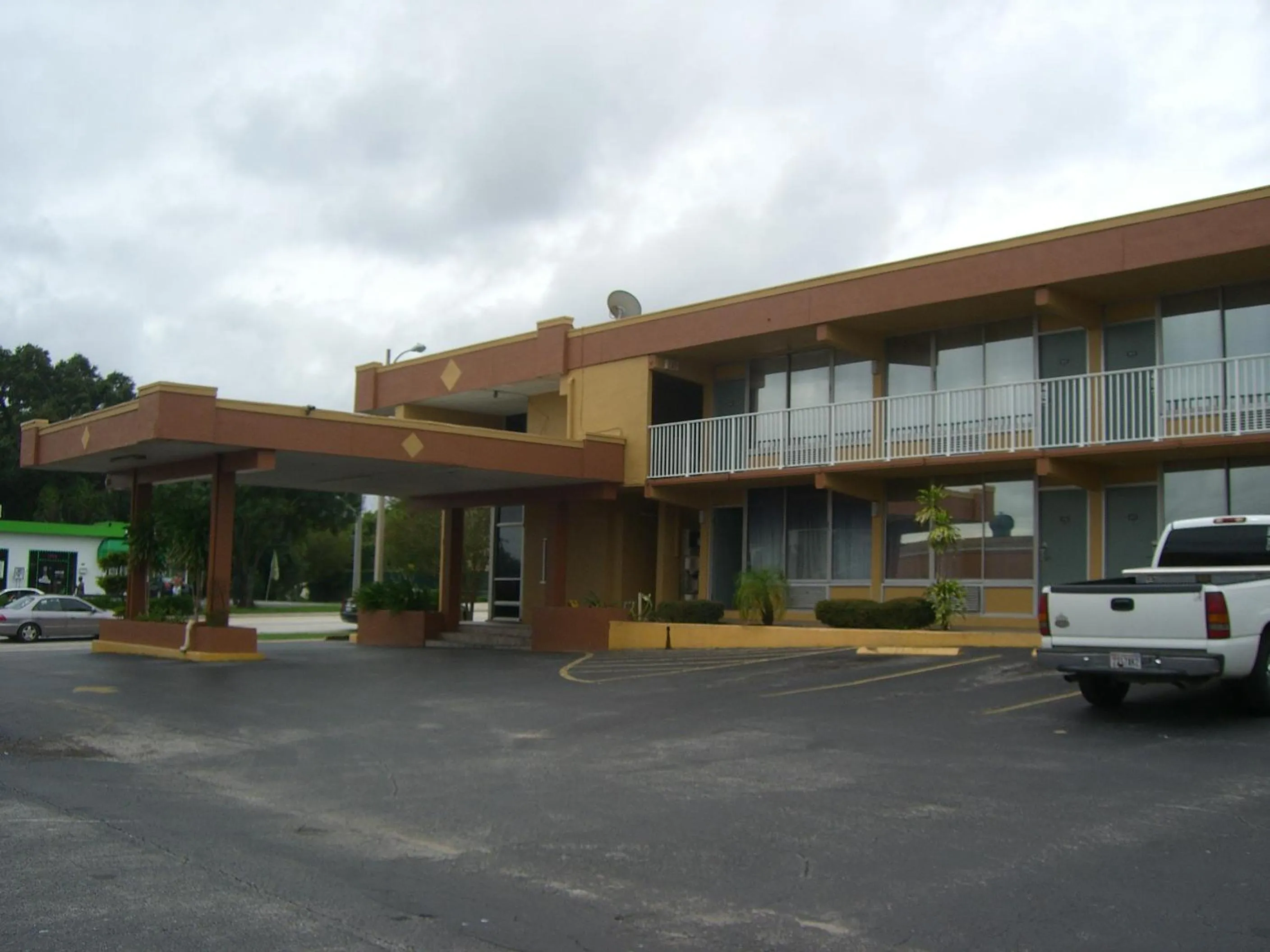 Facade/entrance in America's Best Inn & Suites-Lakeland