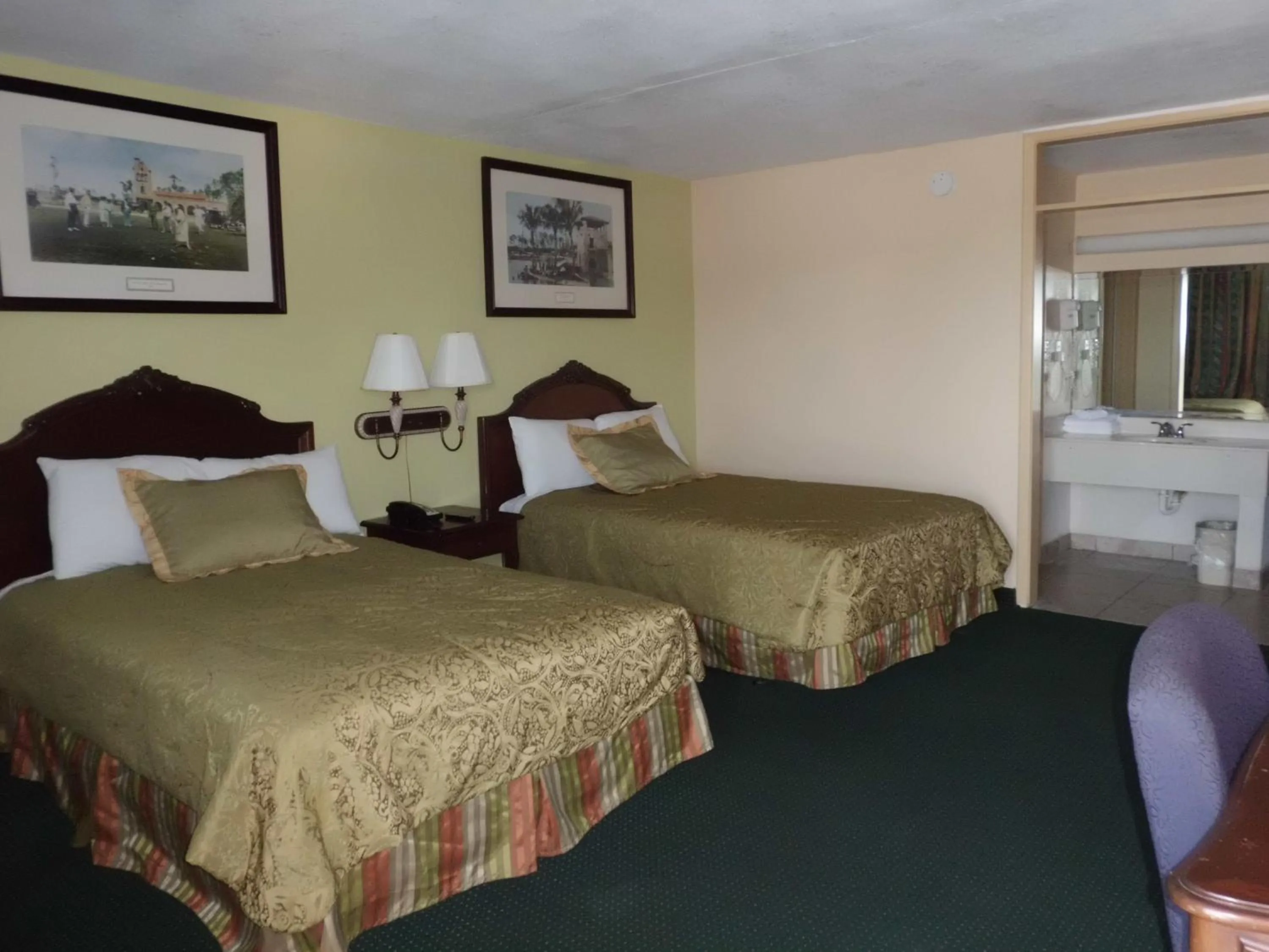 Bedroom in America's Best Inn & Suites-Lakeland