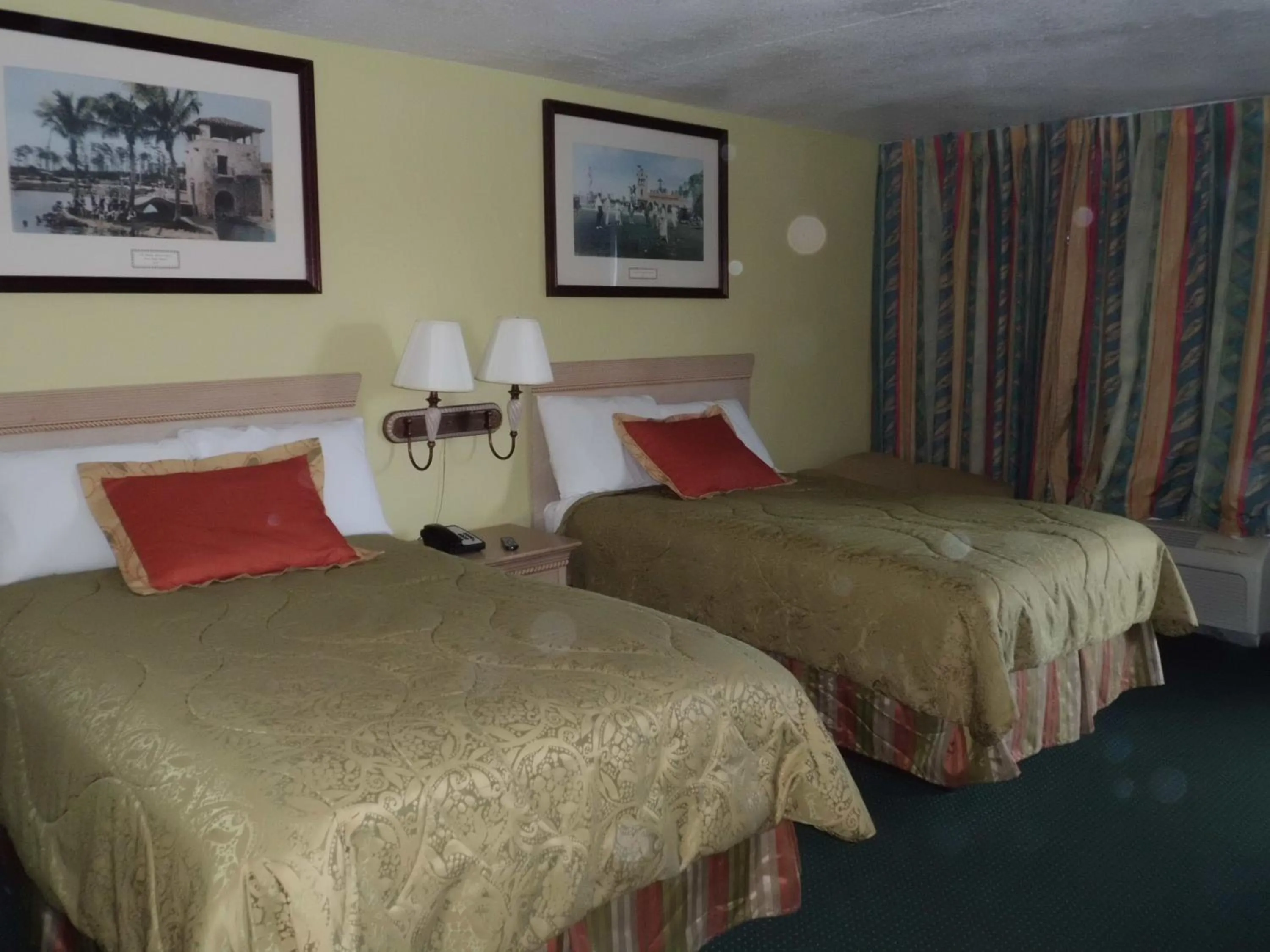 Bedroom in America's Best Inn & Suites-Lakeland