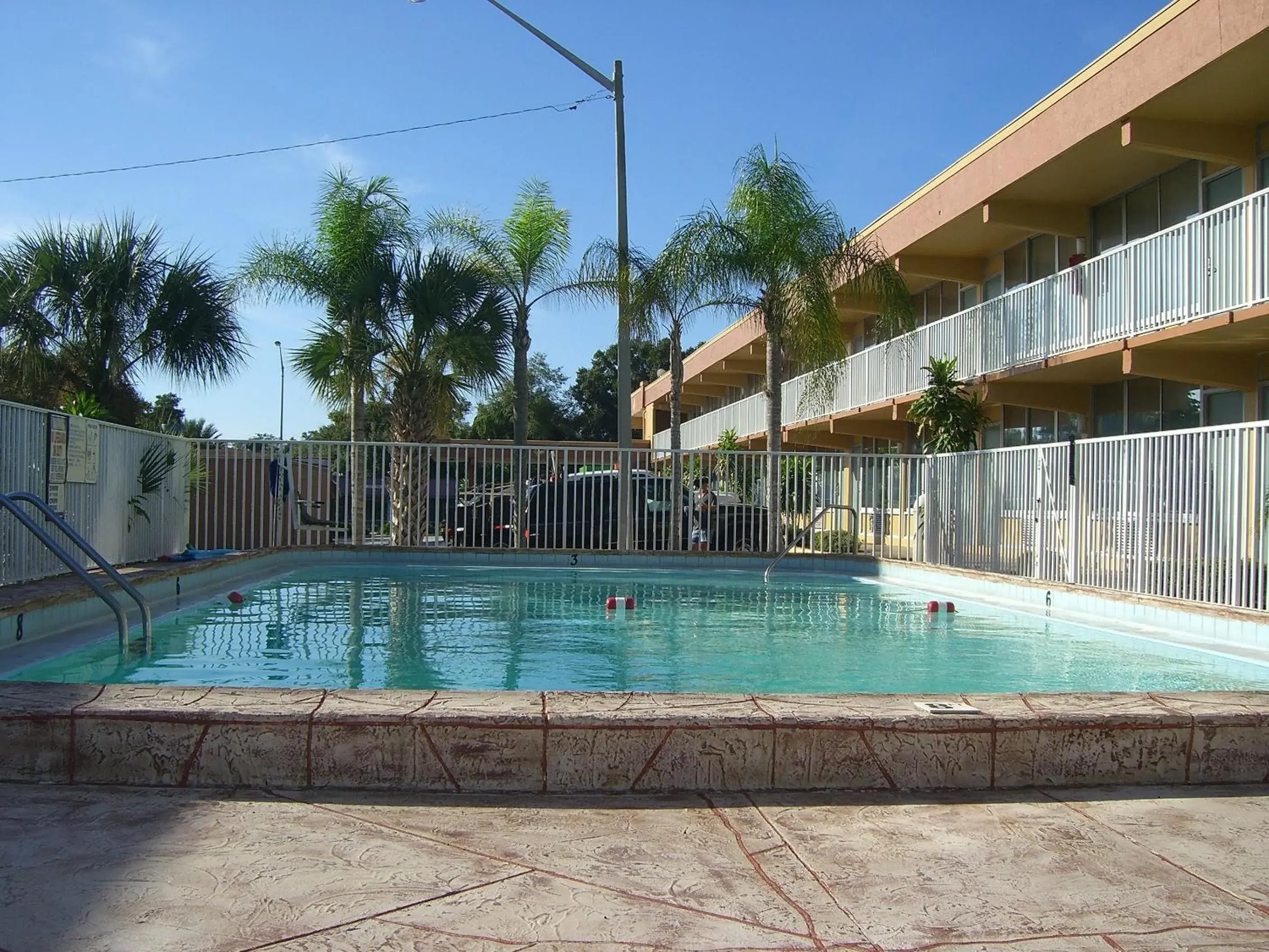 Swimming Pool in America's Best Inn & Suites-Lakeland