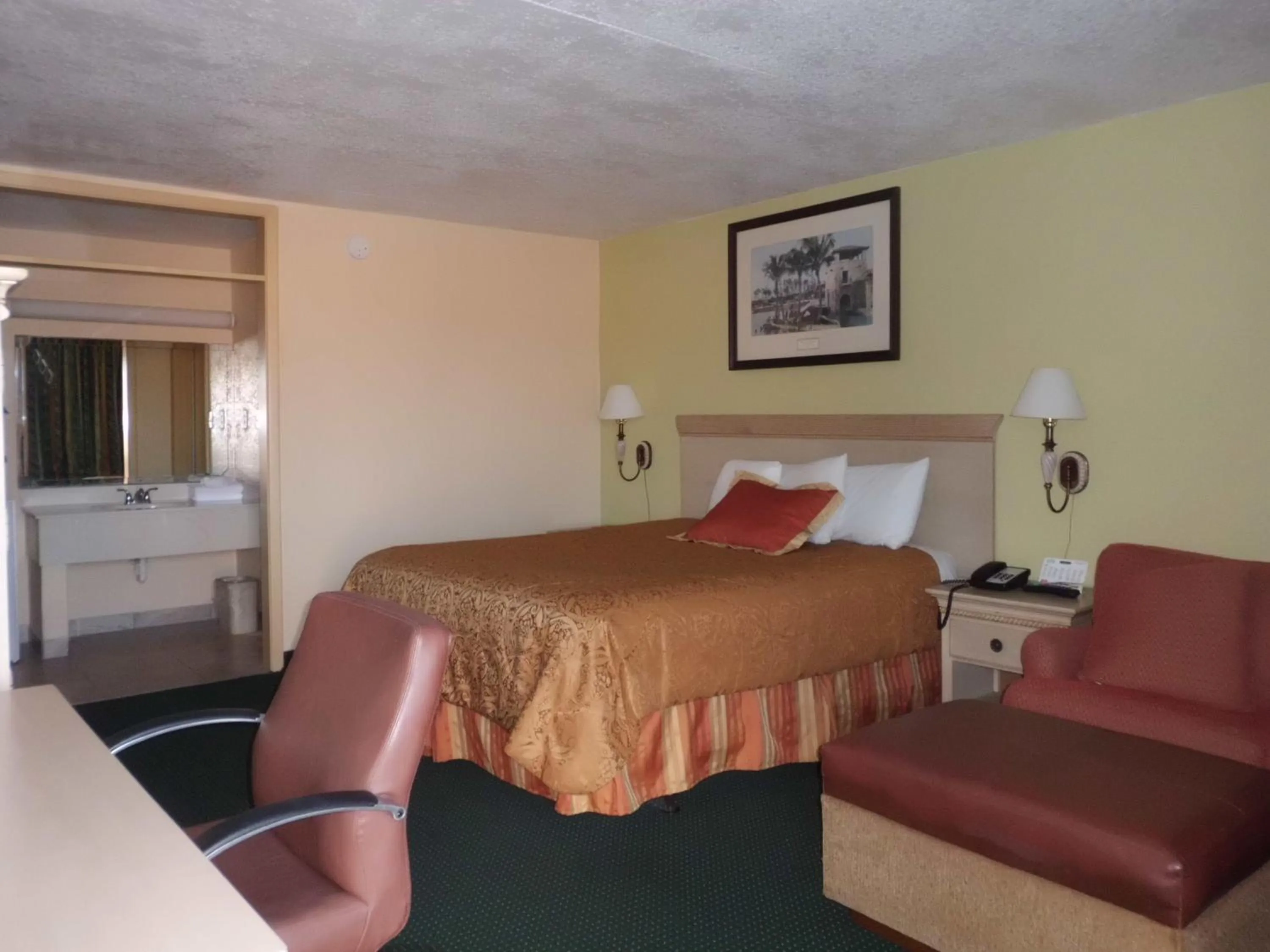 Bedroom in America's Best Inn & Suites-Lakeland