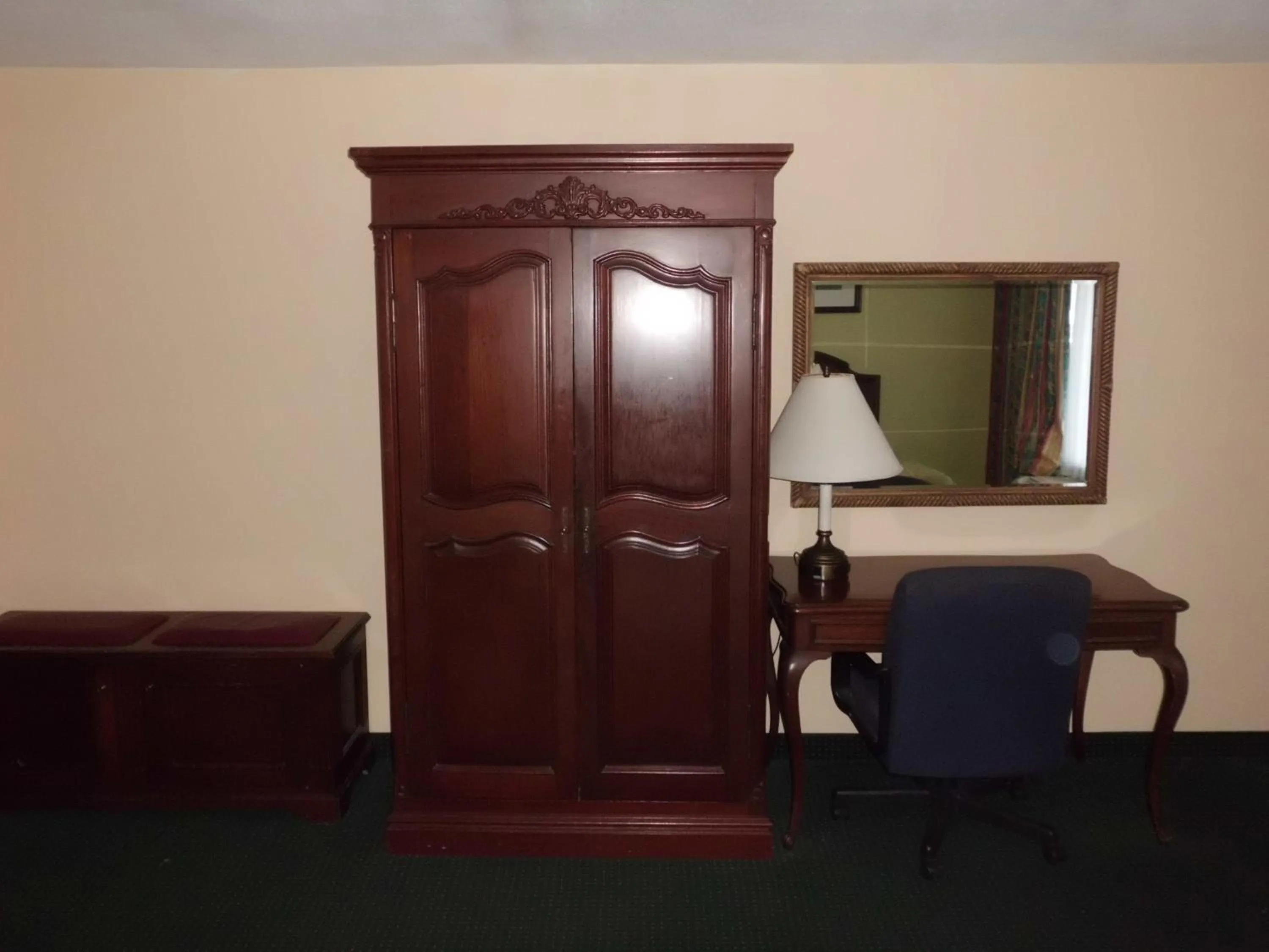 TV and multimedia in America's Best Inn & Suites-Lakeland