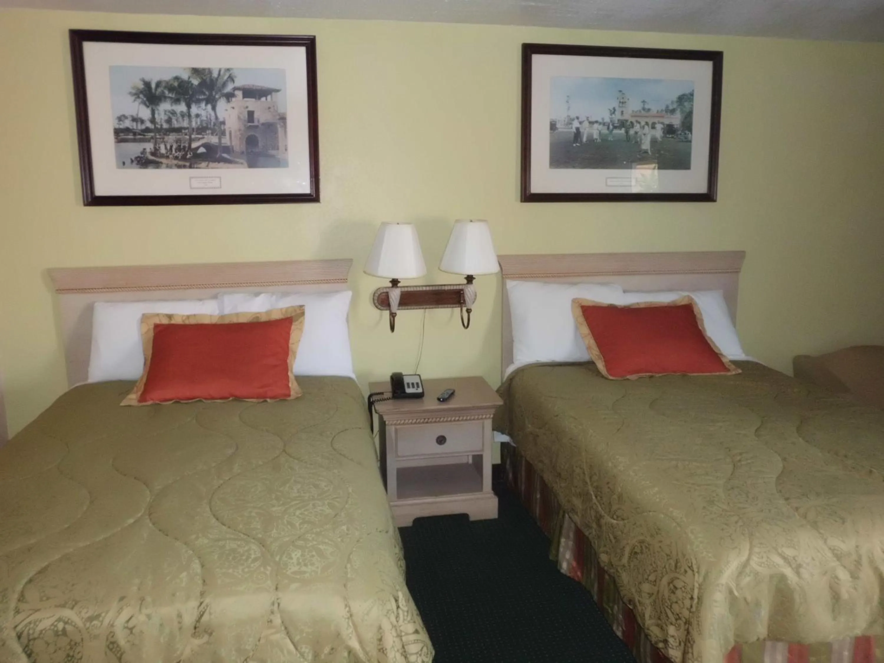 Bedroom in America's Best Inn & Suites-Lakeland