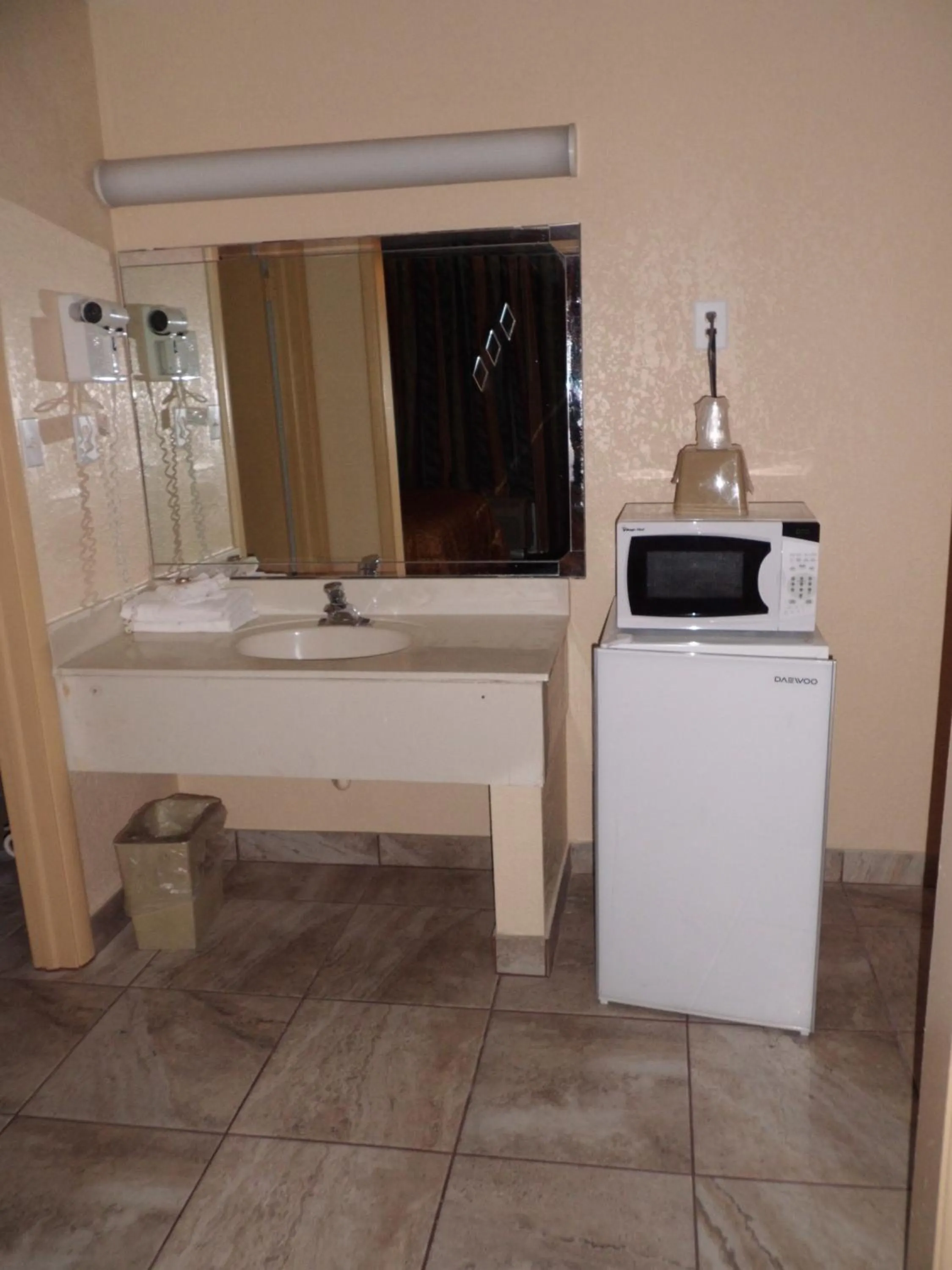 Communal lounge/ TV room in America's Best Inn & Suites-Lakeland