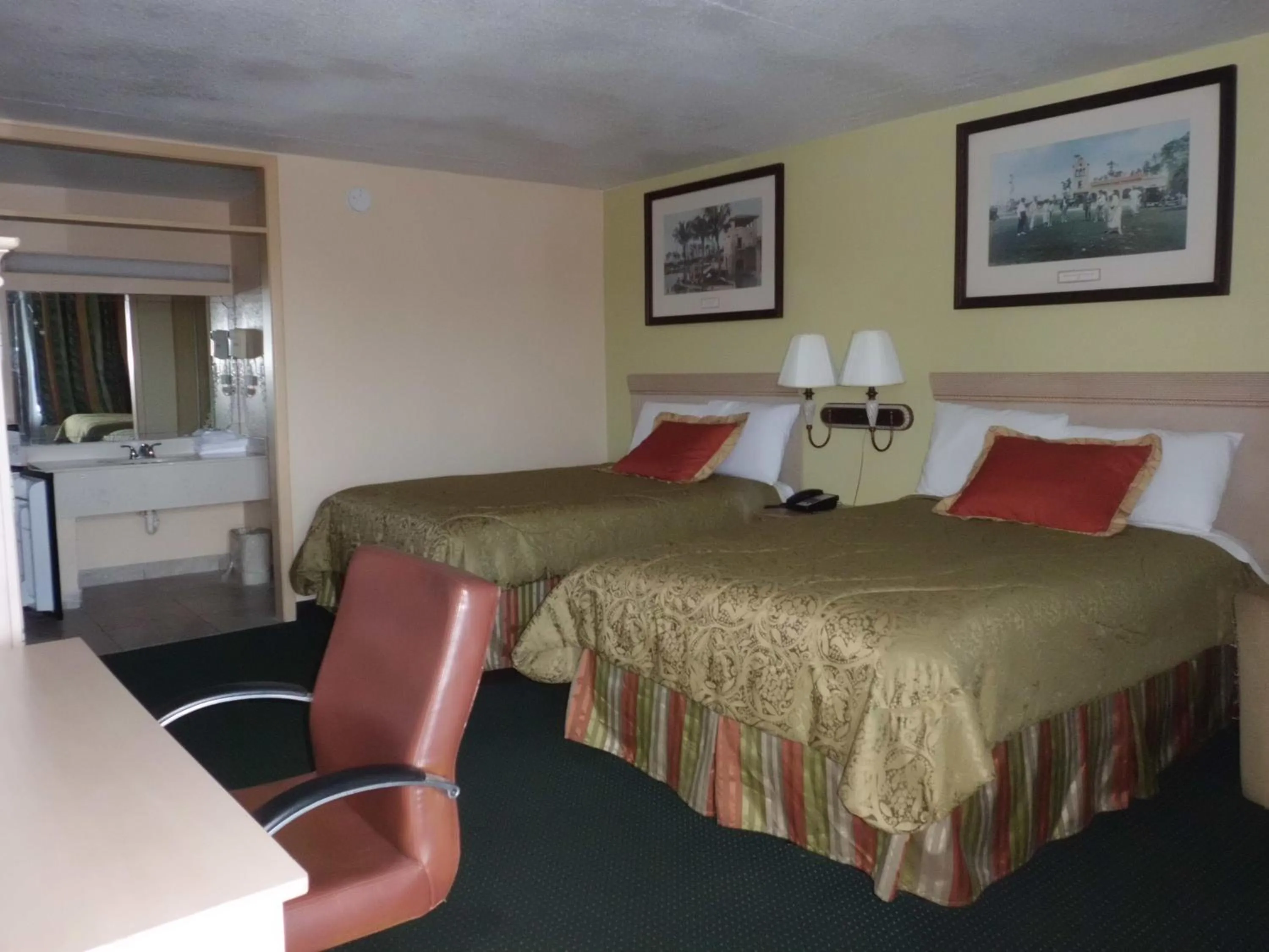 Bedroom in America's Best Inn & Suites-Lakeland