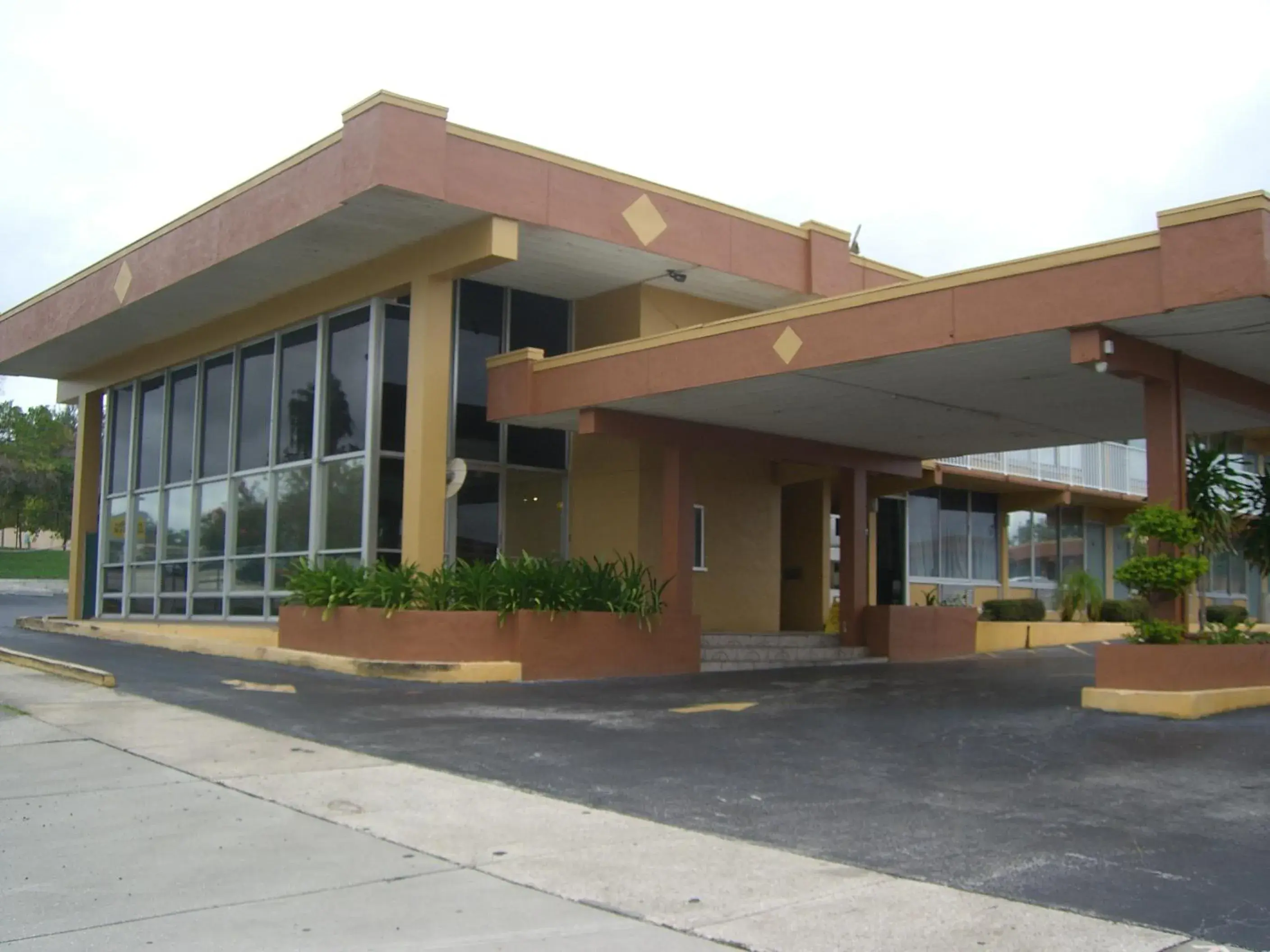 Facade/entrance, Property Building in America's Best Inn & Suites-Lakeland