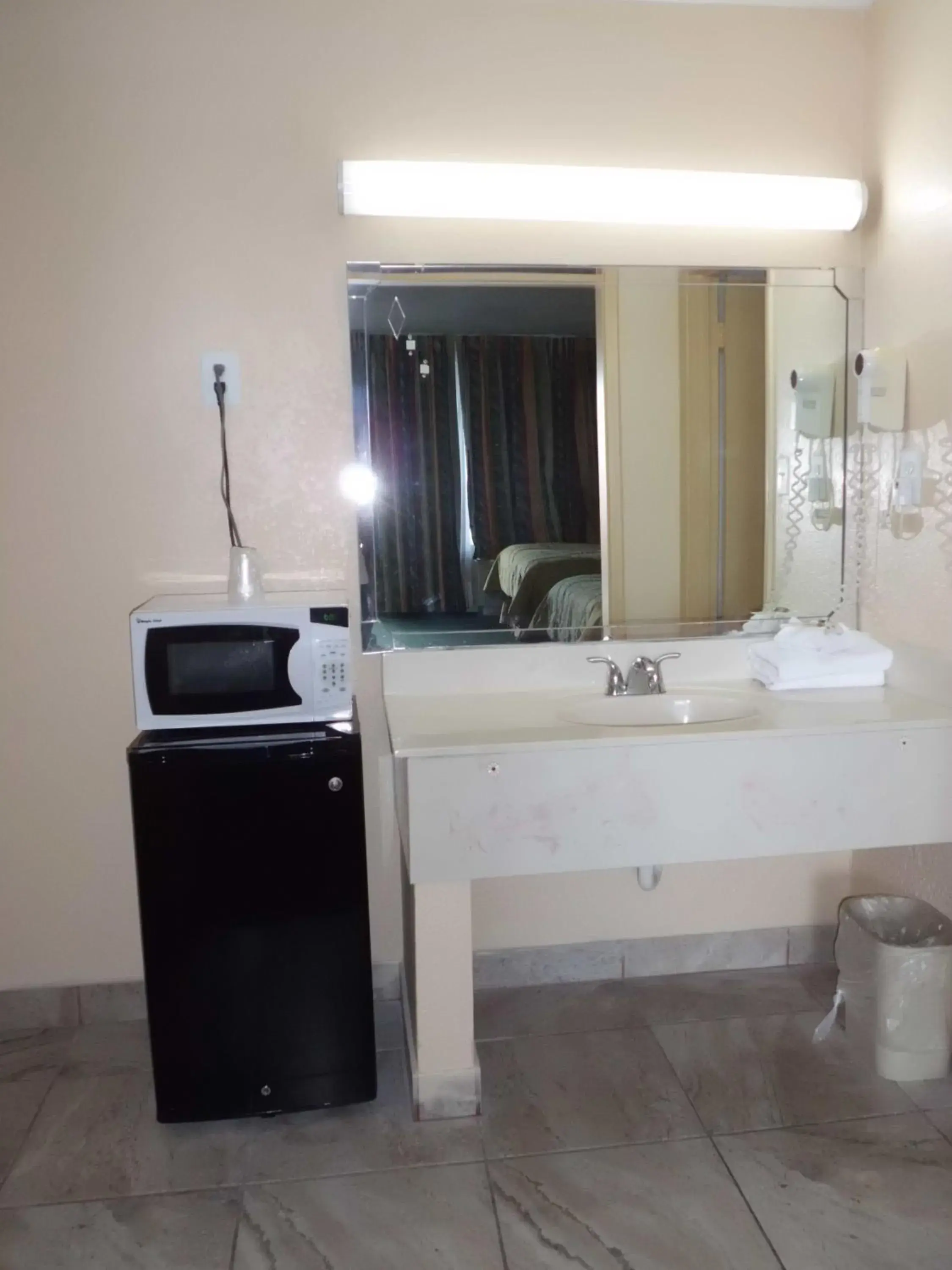 Bathroom in America's Best Inn & Suites-Lakeland