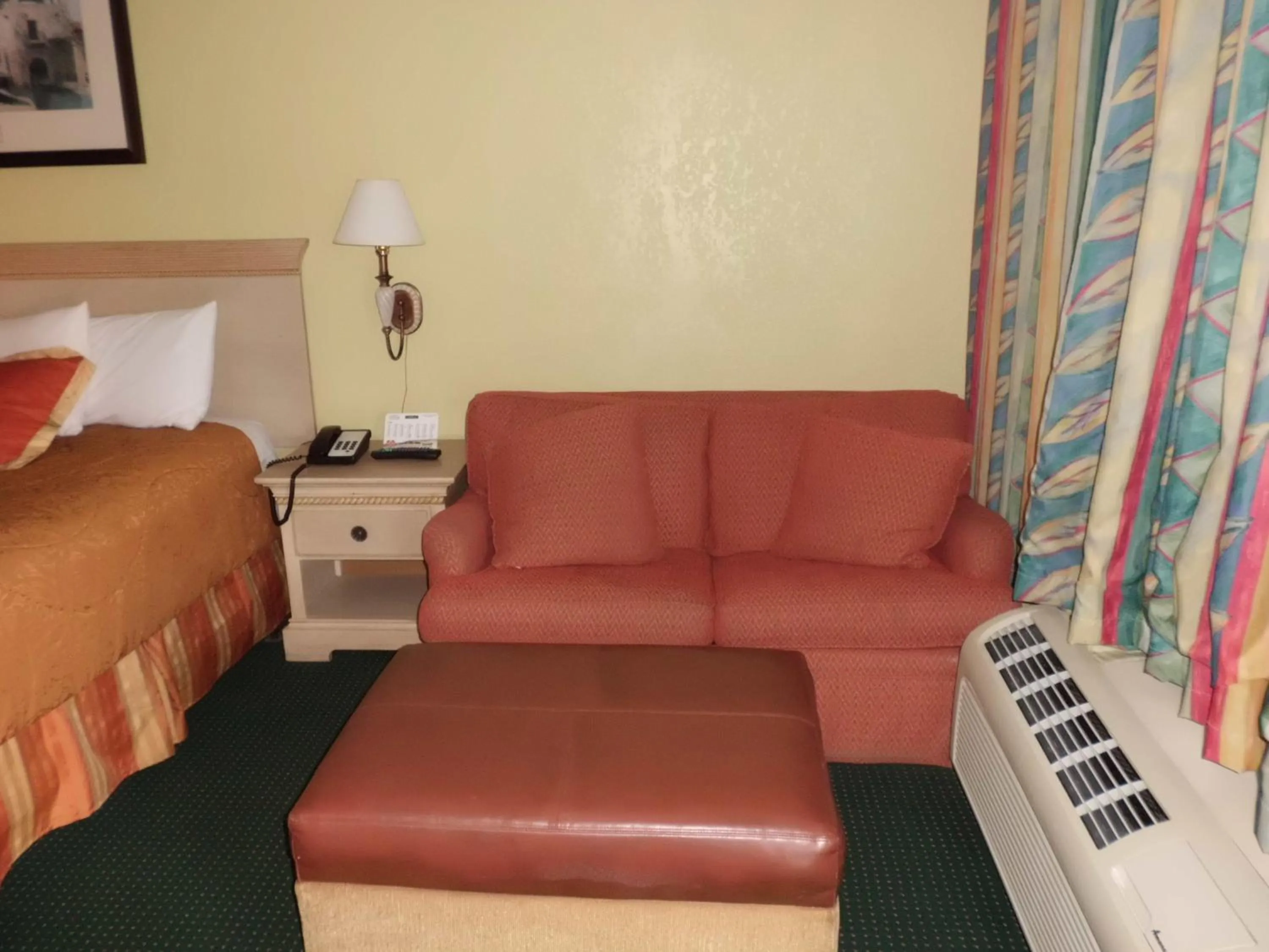 Seating area in America's Best Inn & Suites-Lakeland