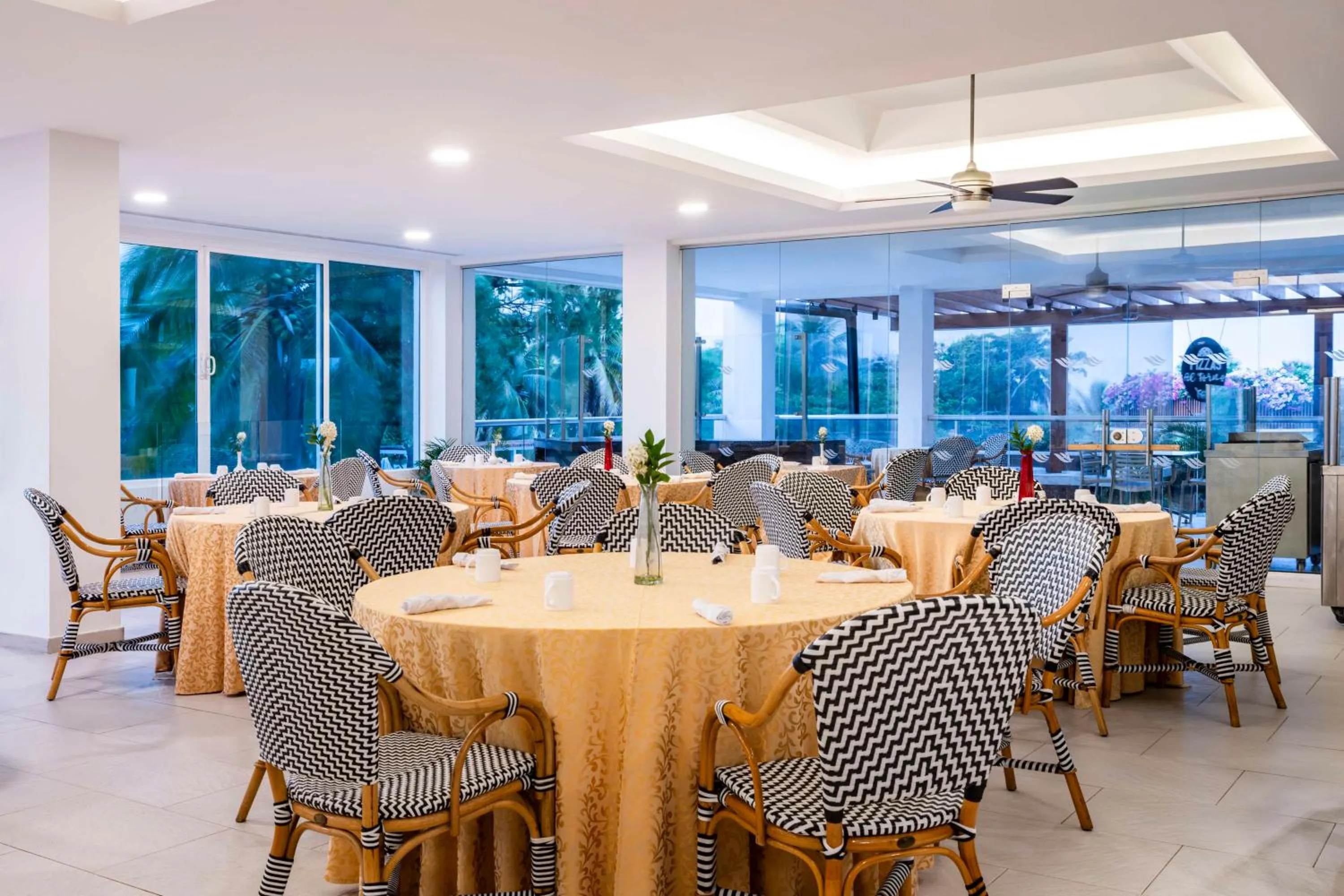 Restaurant/places to eat in Hilton Cartagena