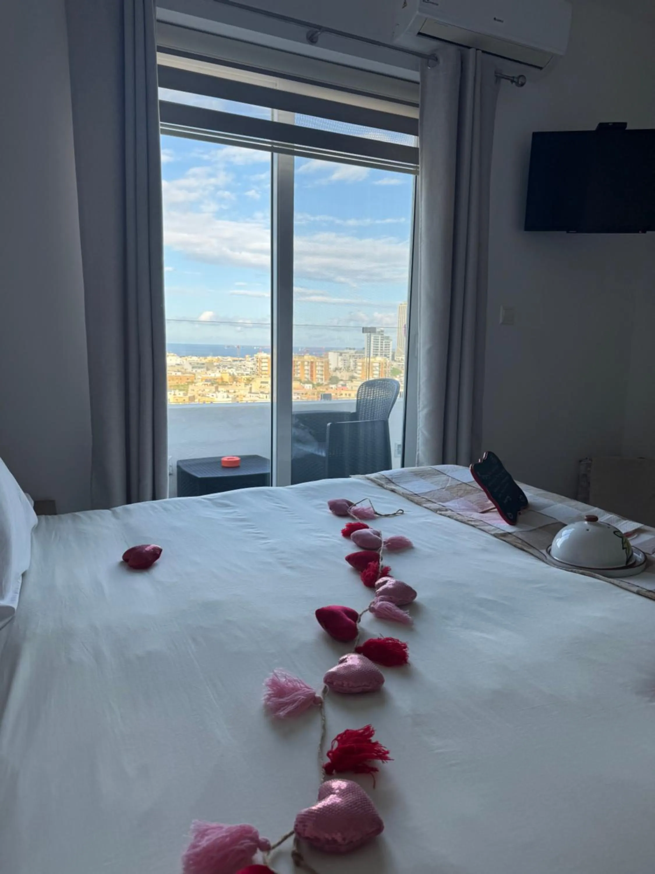 Photo of the whole room, Bed in Escape to St Julians