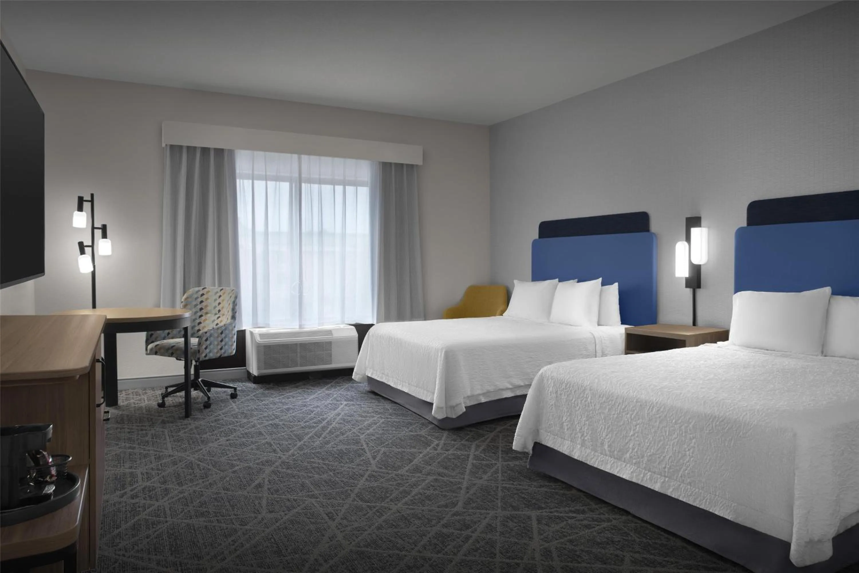 Bed in Hampton Inn & Suites Laurel