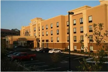 Facade/entrance in Hampton Inn & Suites Laurel