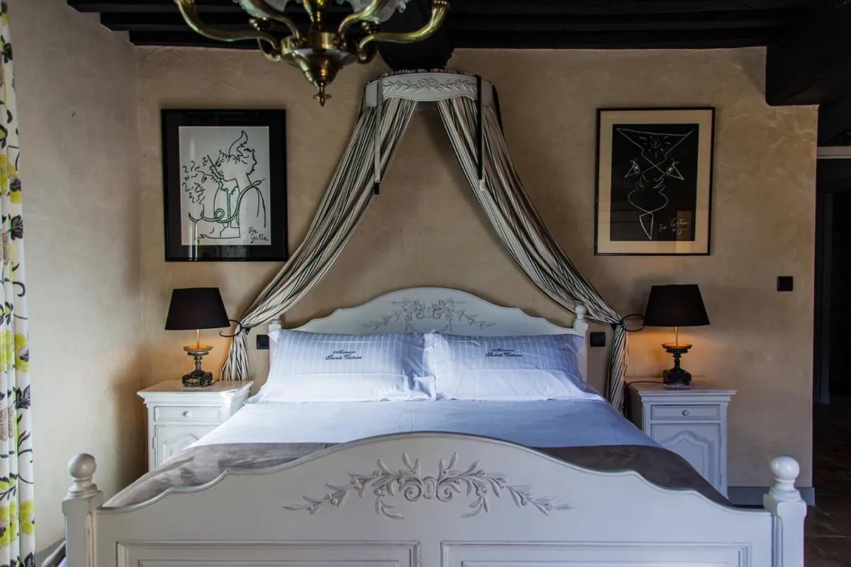 Bed in Manoir Sainte Victoire