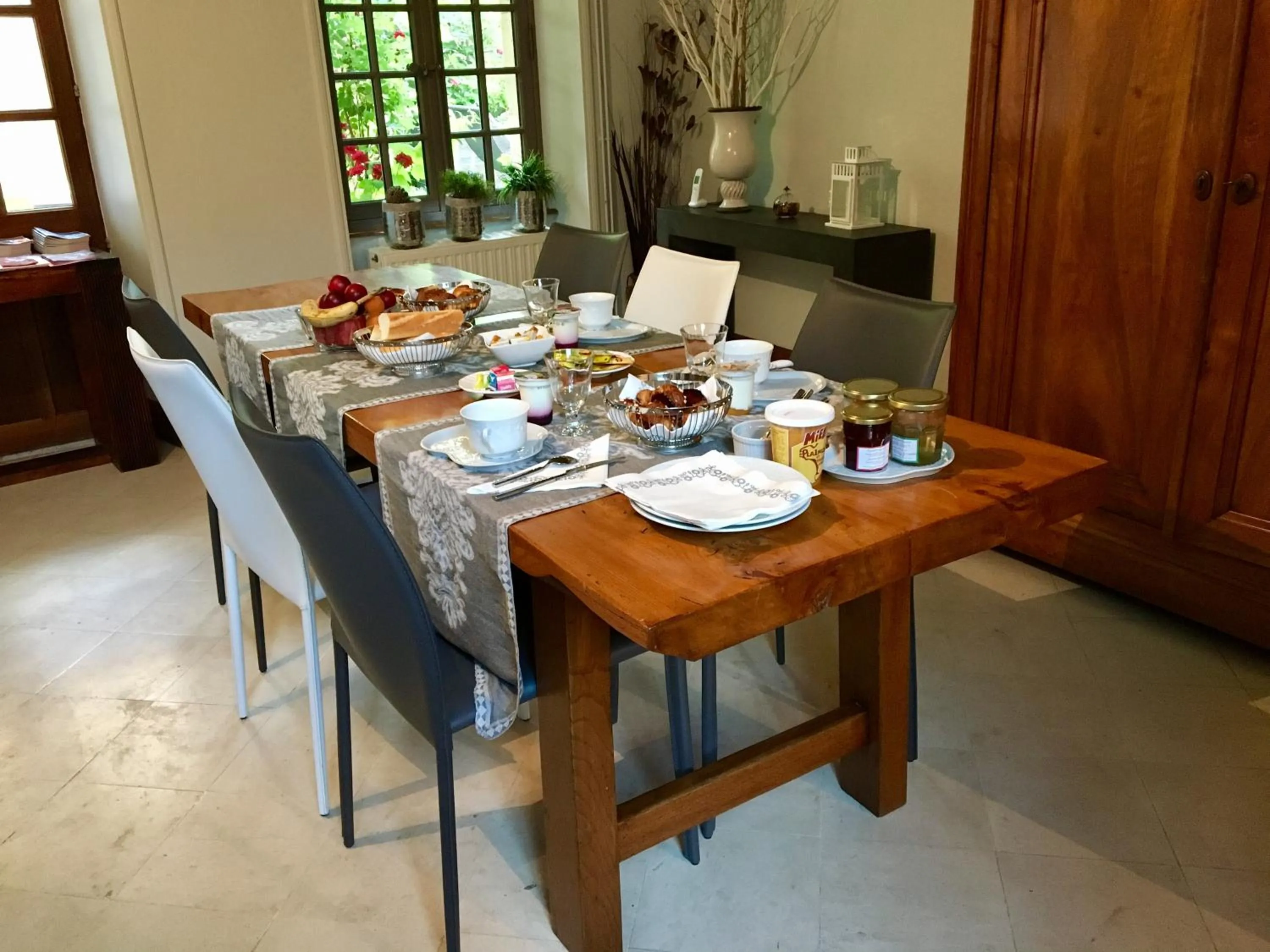 Continental breakfast in Manoir Sainte Victoire