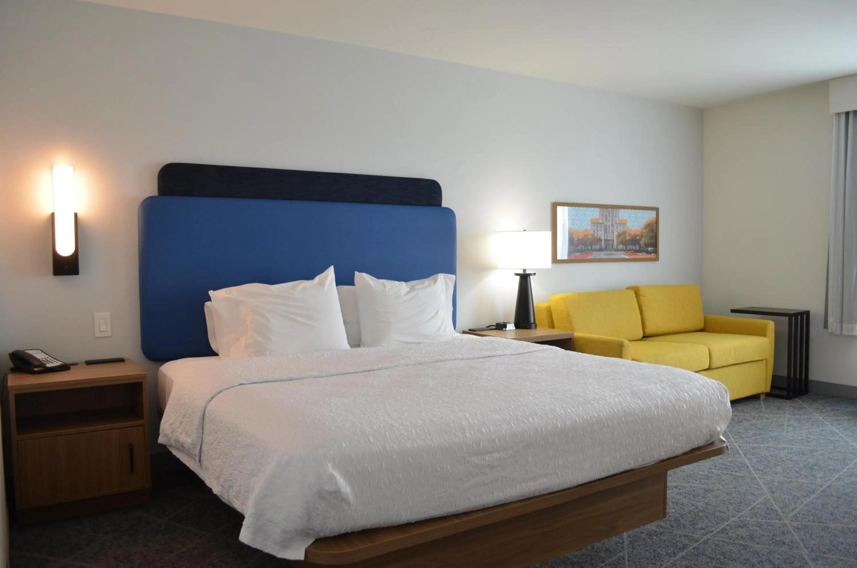 Bed in Hampton Inn & Suites by Hilton Tomball Houston NW