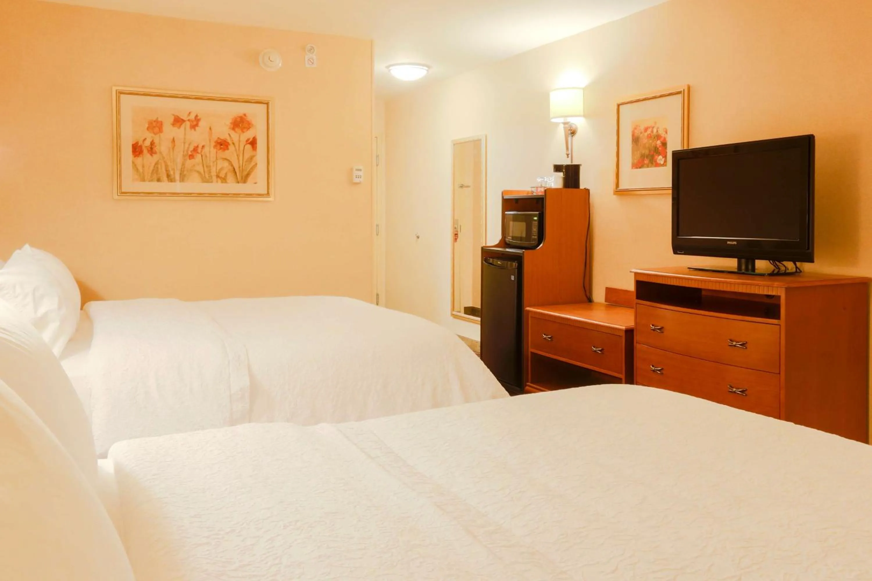 Bed in Hampton Inn & Suites by Hilton Tomball Houston NW