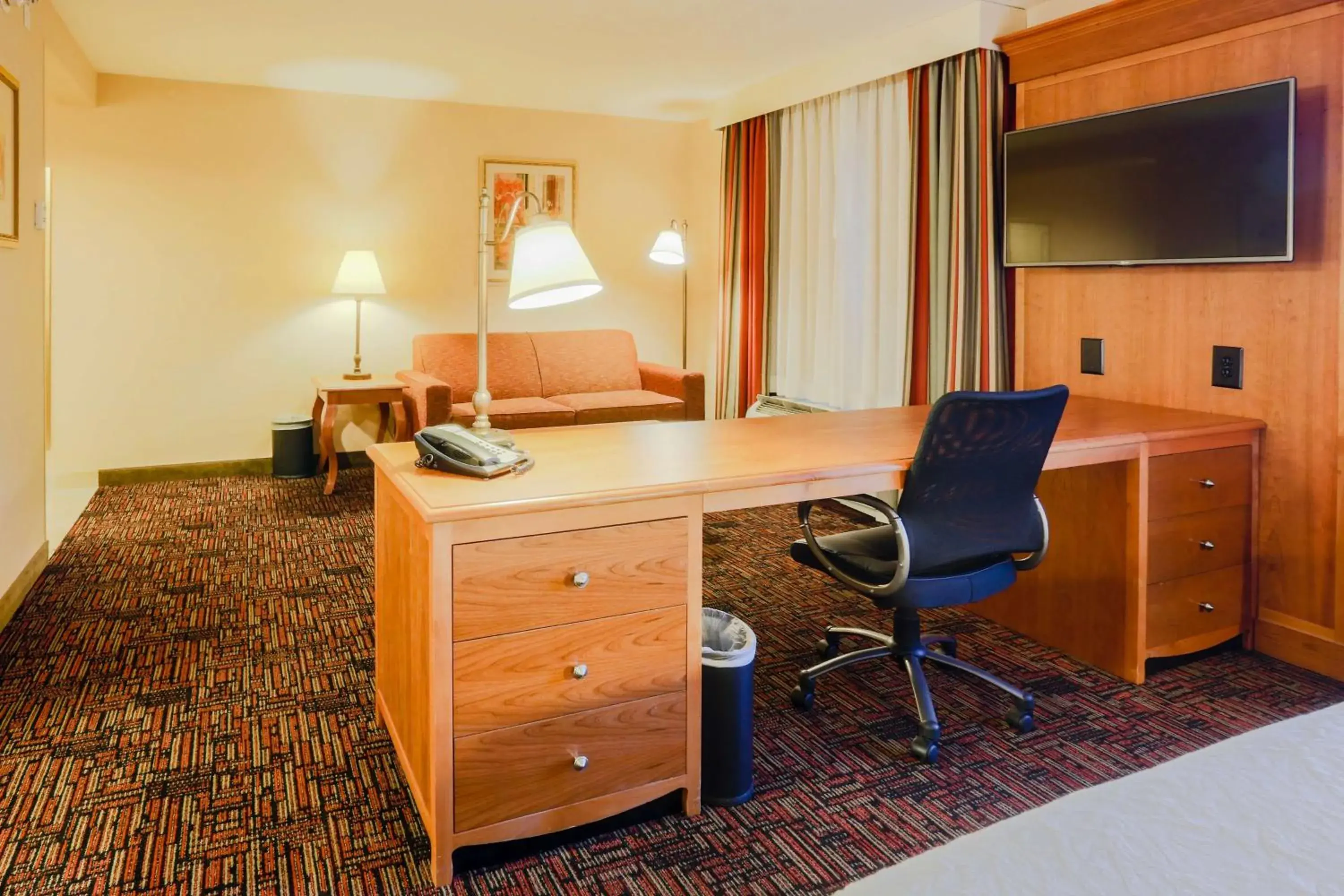 Living room, Bed in Hampton Inn & Suites by Hilton Tomball Houston NW Living room, Bed in Hampton Inn & Suites by Hilton Tomball Houston NW