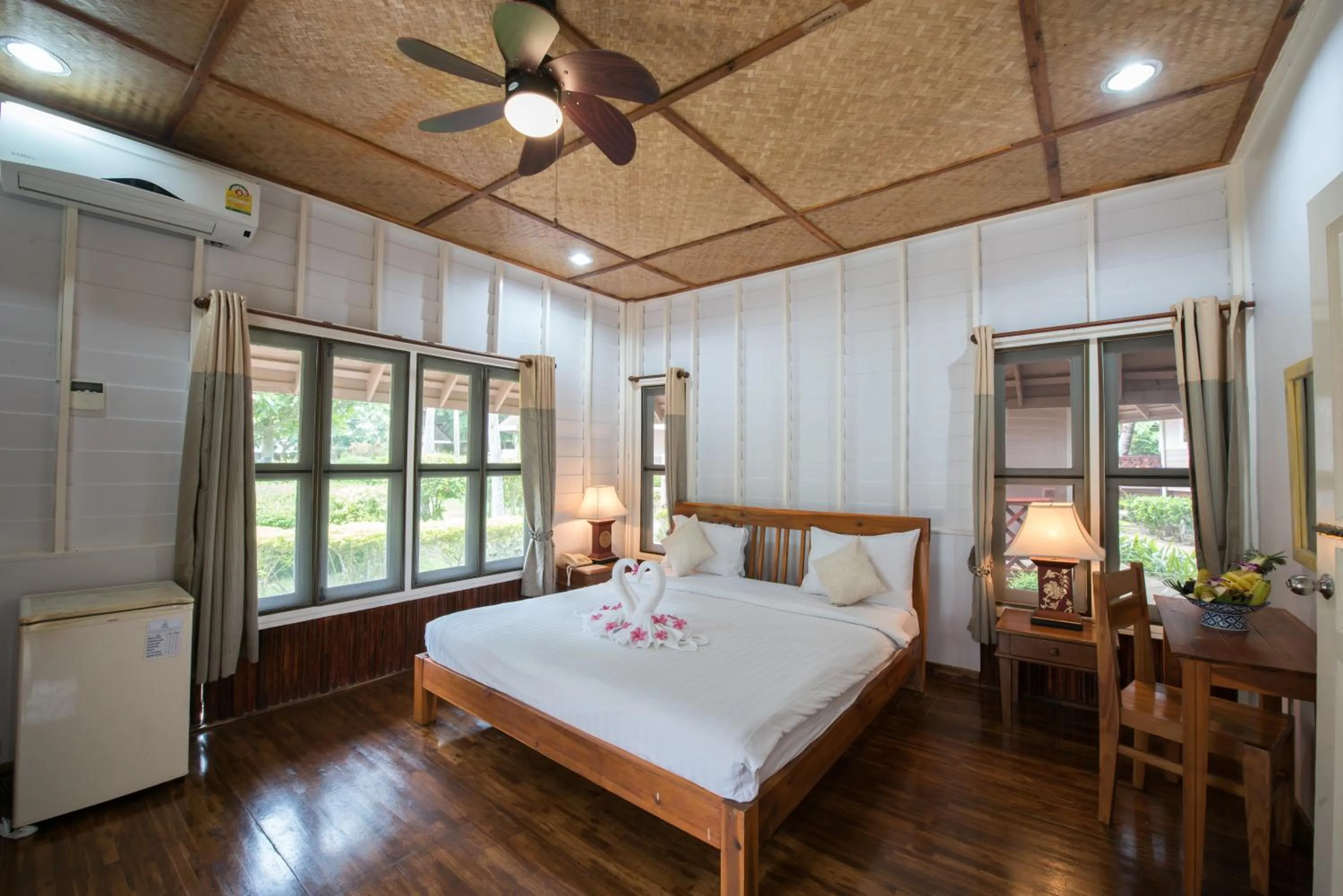 Bedroom, Bed in Koh Tao Coral Grand Resort